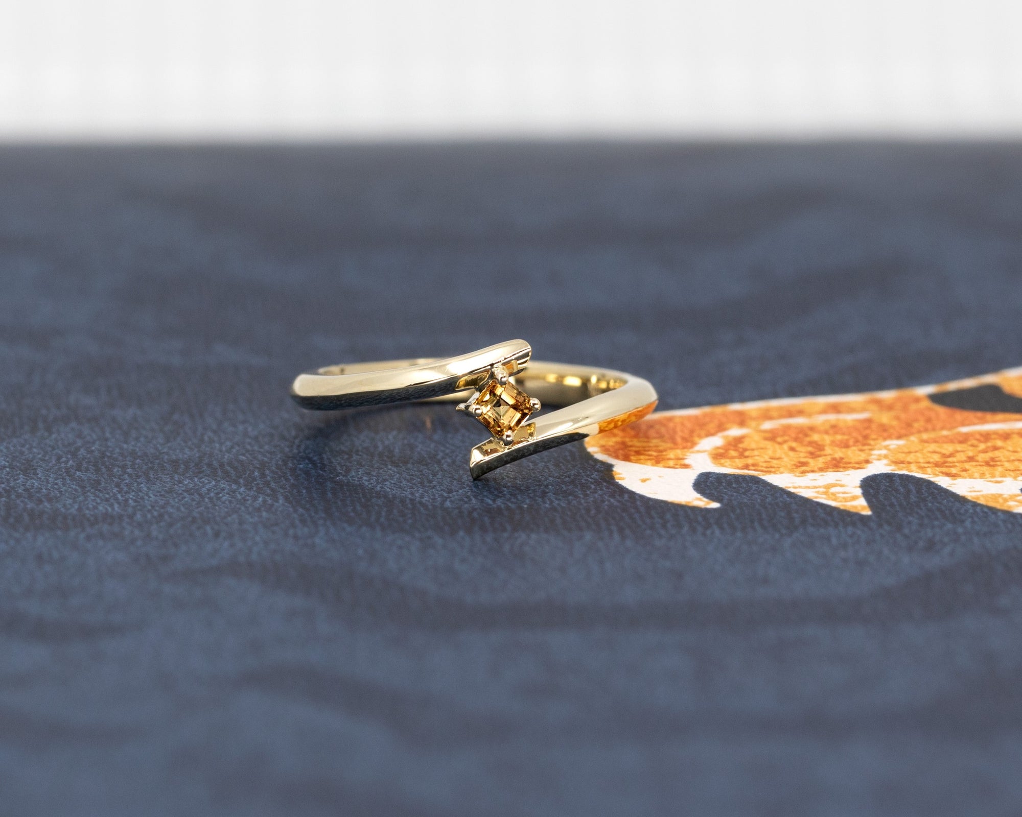 Golden Sapphire Yellow Gold Kink Ring