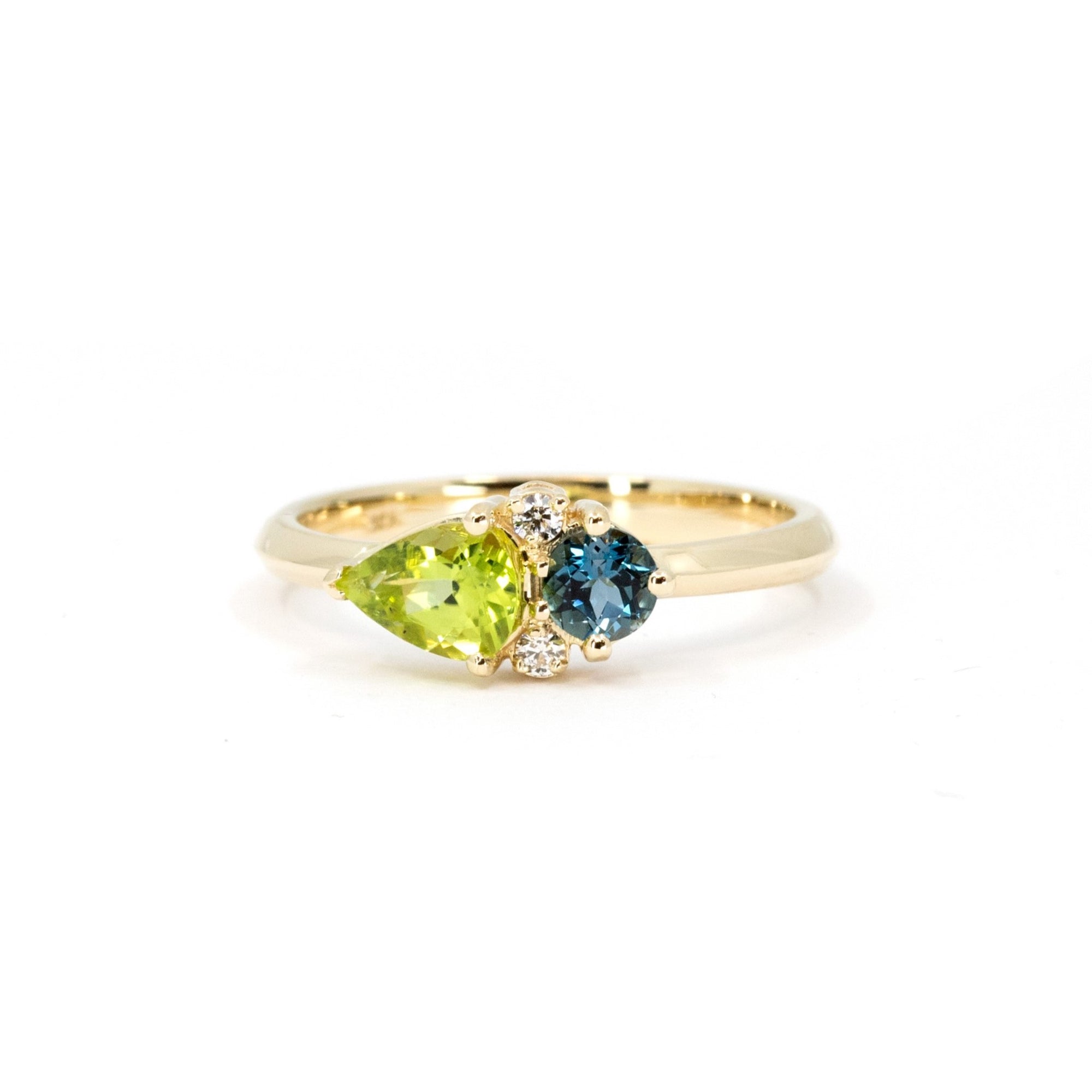Custom Yellow Gold Toi et Moi Ring with Peridot & Spinel, made in Montreal – A modern engagement ring featuring a vibrant pear-cut peridot and a deep blue spinel, handcrafted by Bena Jewelry.