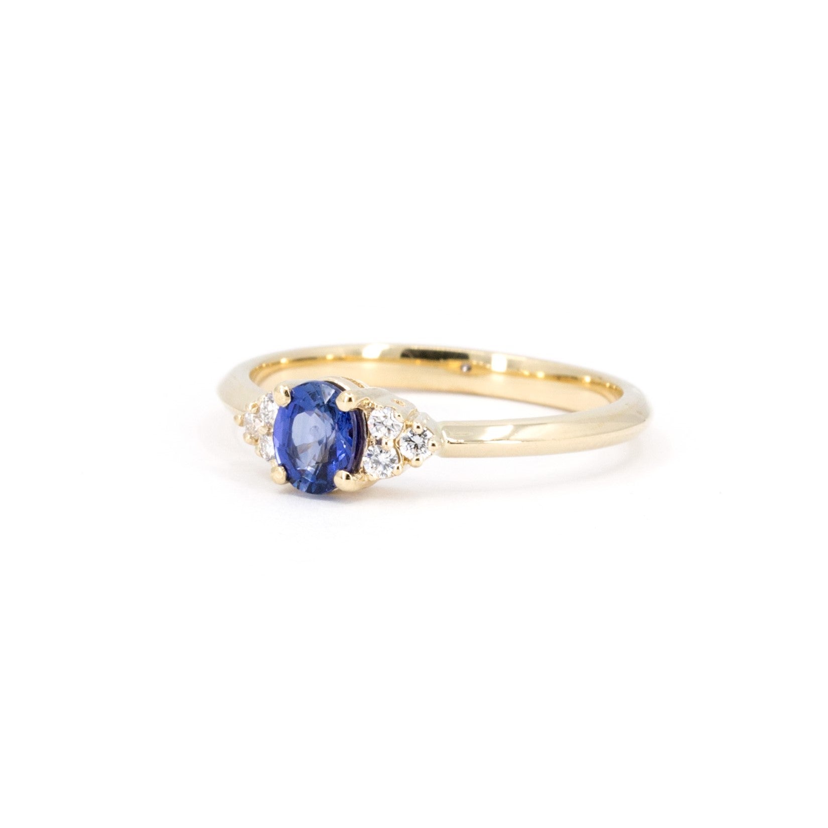 Side view of the Desir Ring, highlighting its oval-cut blue sapphire and diamond details, a fine jewelry piece from Bena Jewelry, Montreal.