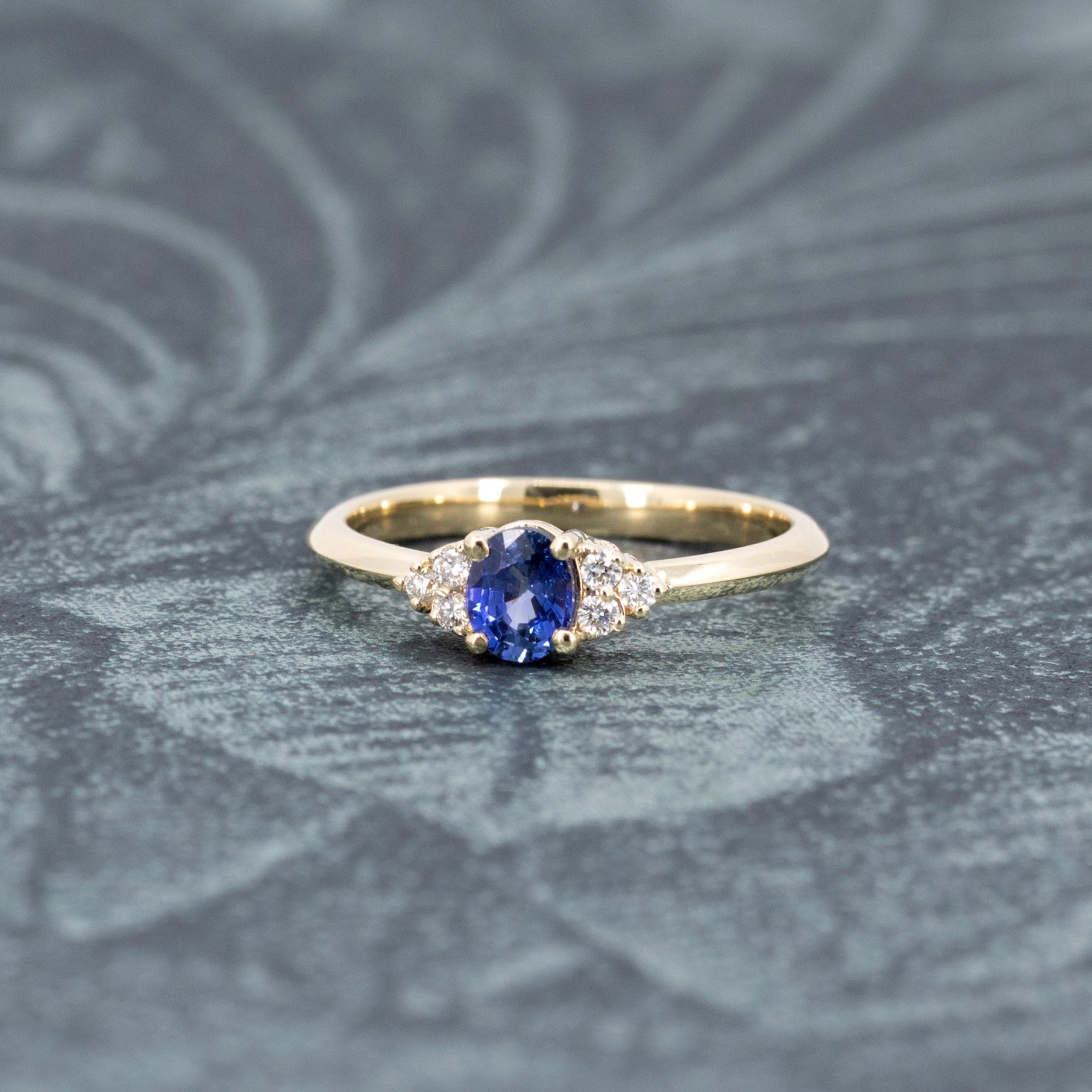 DESIR ROYAL BLUE SAPPHIRE & DIAMOND | Yellow Gold Ring