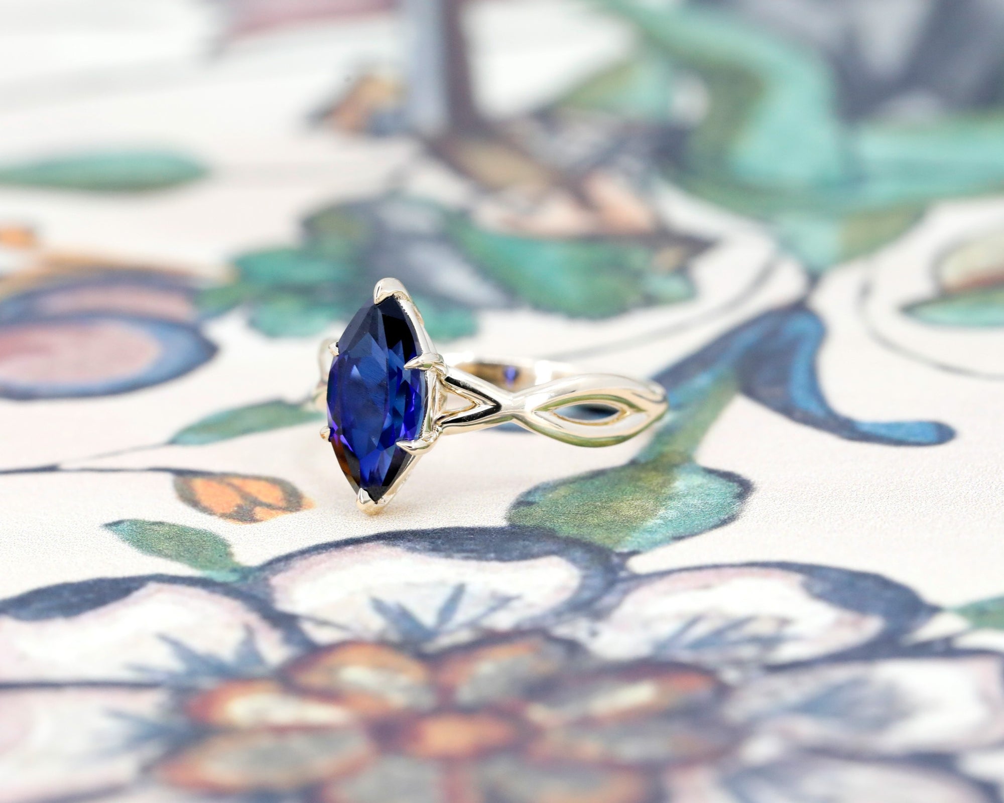 TWIST MARQUISE SAPPHIRE RING | Yellow Gold
