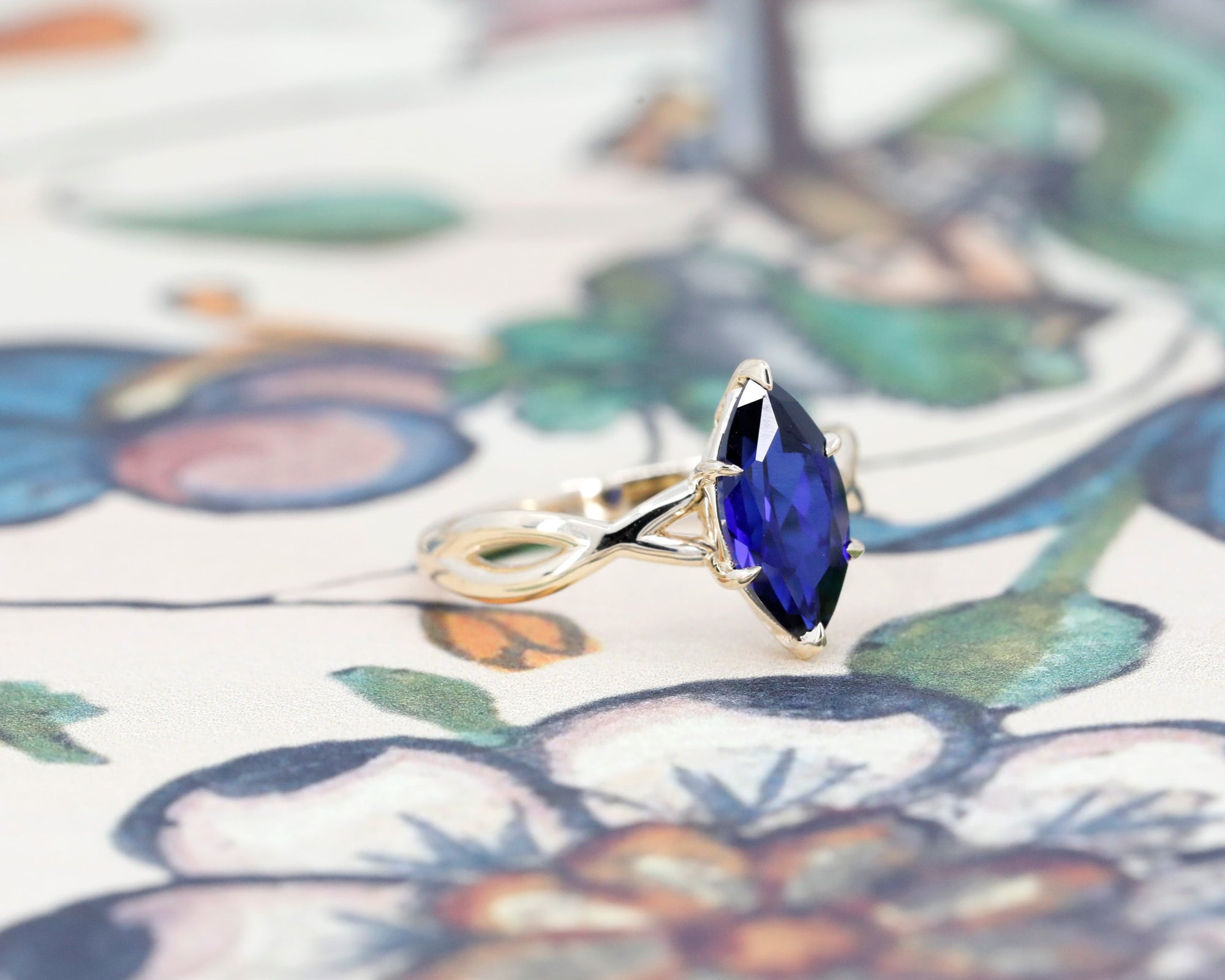 TWIST MARQUISE SAPPHIRE RING | Yellow Gold