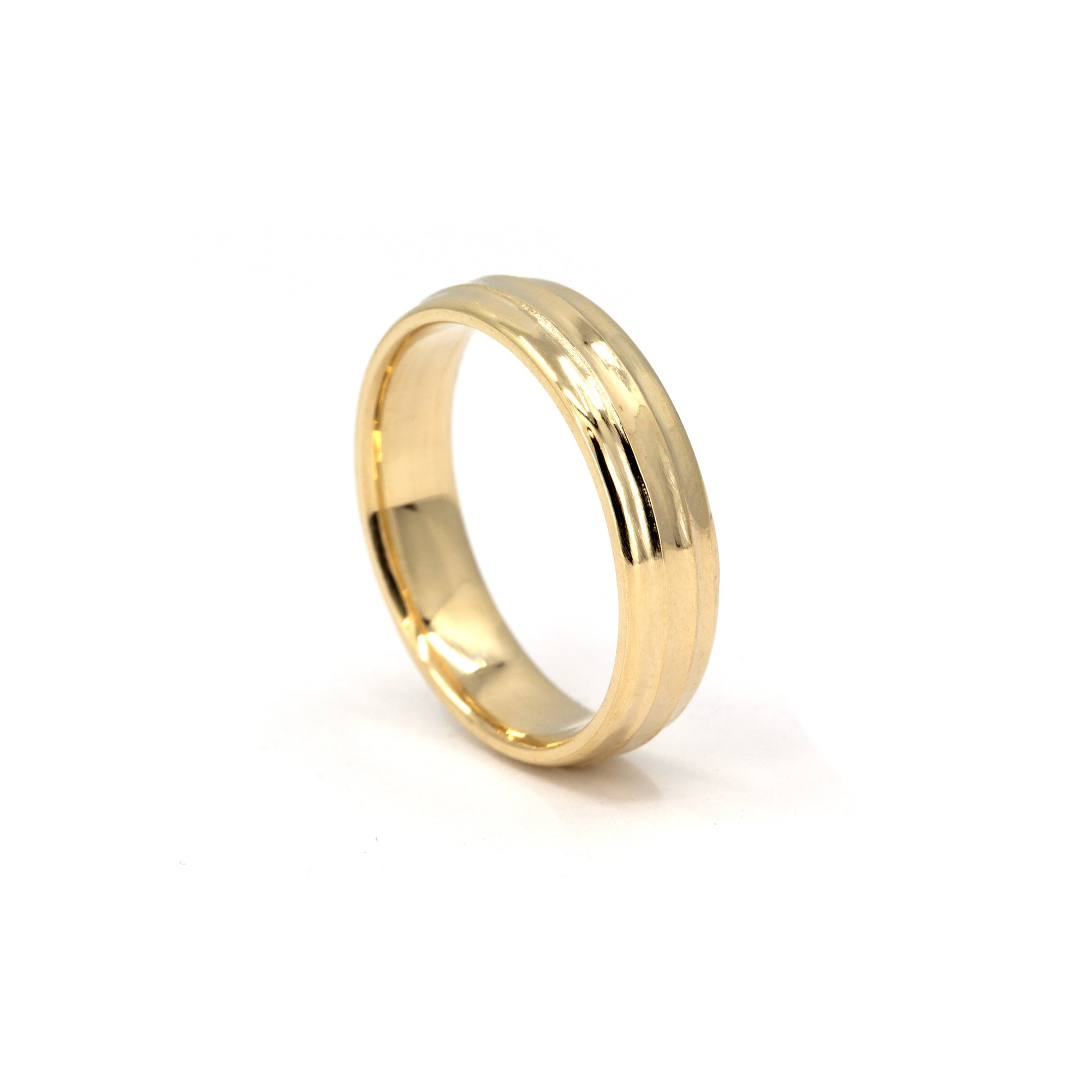Evergold Wedding Band in solid gold, handcrafted by Bena Jewelry in Montreal – A men's wedding ring with a classic yet modern design.