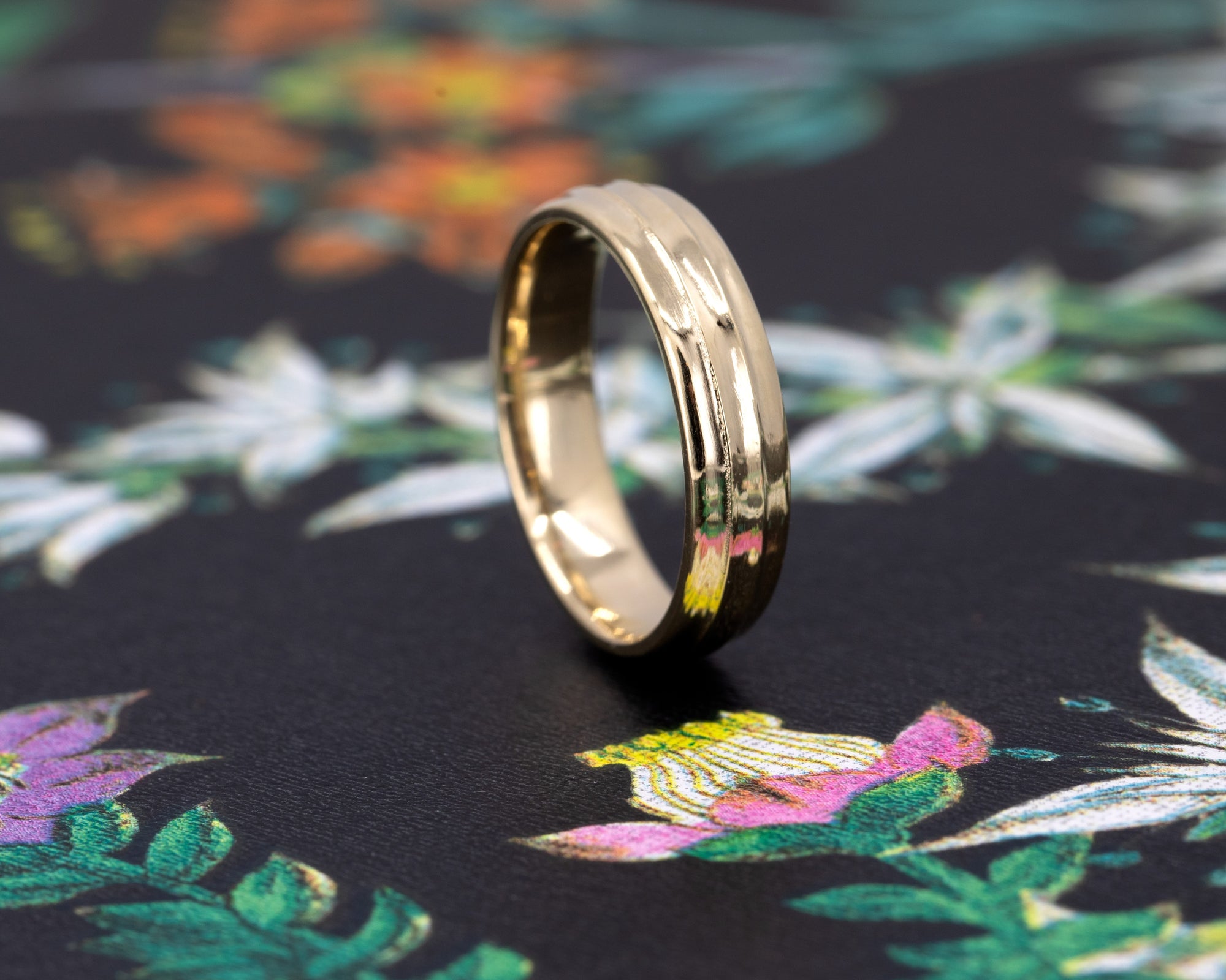 Close-up of the Evergold Wedding Band, designed in Montreal by Bena Jewelry – A timeless and sophisticated wedding band, perfect for modern grooms.