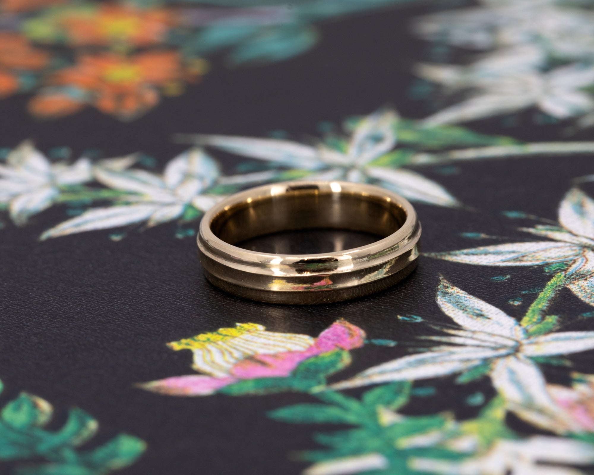 Side view of the Evergold Wedding Band, made in Canada – A refined gold ring with a subtle central line, crafted for everyday elegance. Made by the bridal jewellery designer from Montreal, Bena Jewelry.