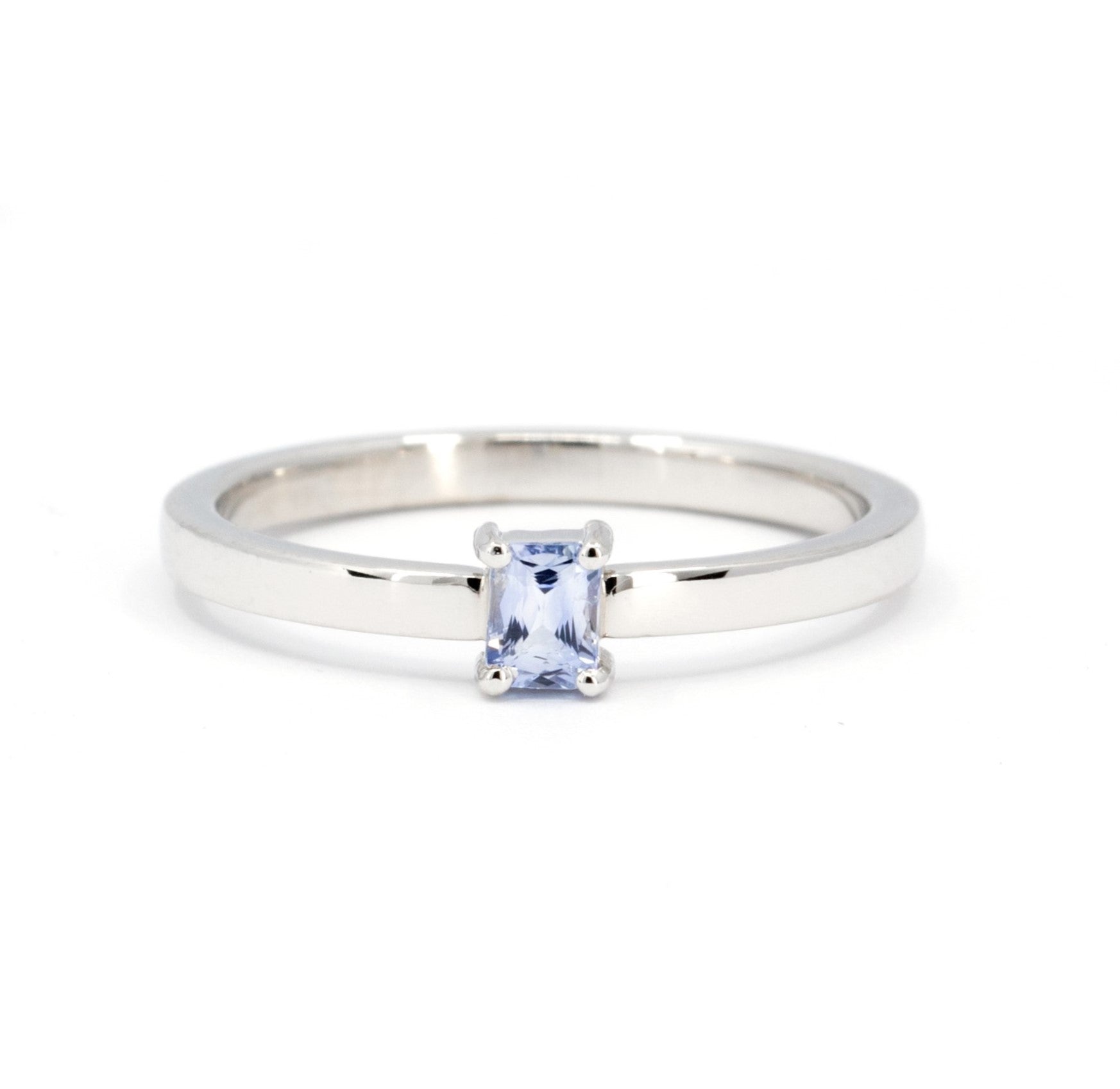 BOXY SHY BLUE SAPPHIRE | White Gold Ring