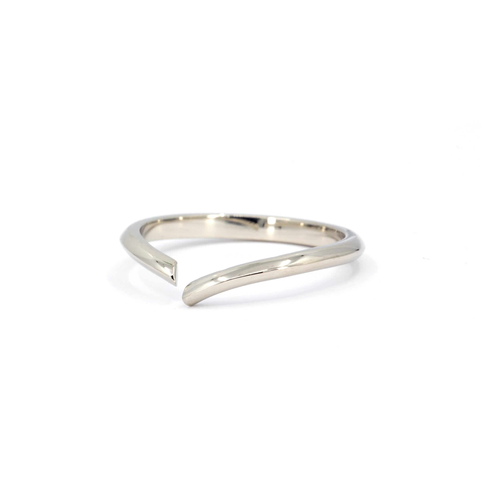 Close-up of the Sleek Gap Ring in 14k white gold. This minimalist open band features a smooth, polished surface and an architectural design. Crafted by Bena Jewelry in Montreal.
