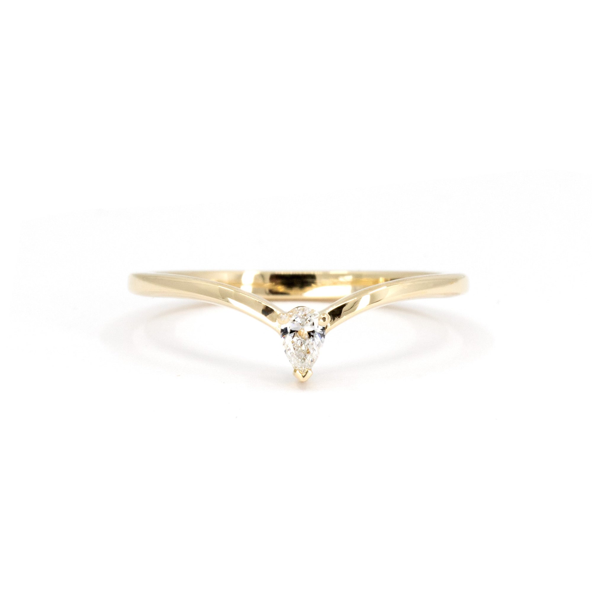 Artistic view of the minimalist ring with a pear-shaped lab-grown diamond, emphasizing the simple and elegant design. Created by Bena Jewelry, an independent artisan in Montreal, this ethical jewelry piece offers timeless style.