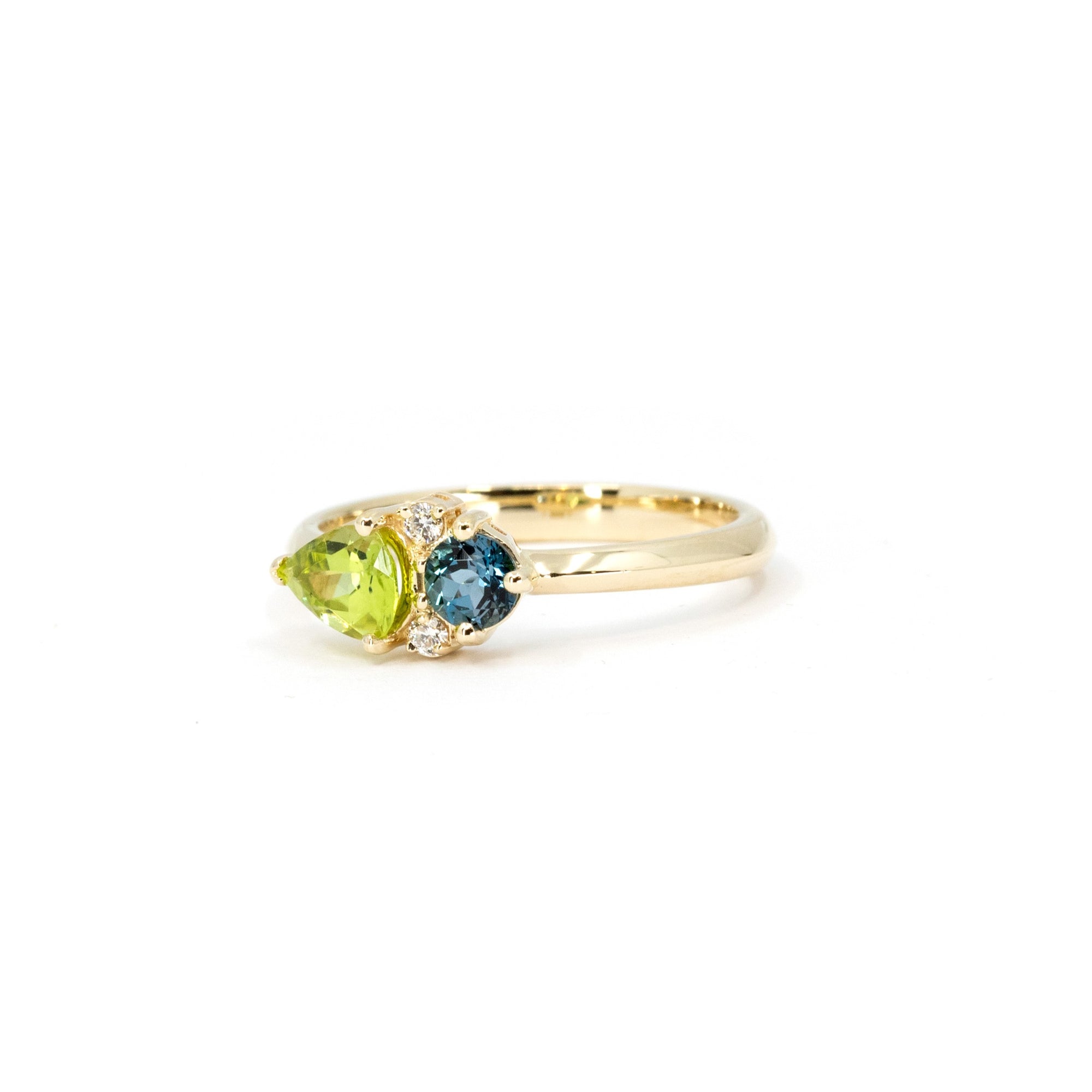 Detailed shot of the ring in natural light – A unique custom ring highlighting the beauty of natural gemstones and expert craftsmanship.