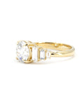 ROUND DIAMOND SIDE BAGUETTE | Yellow Gold
