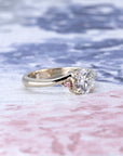 ROUND DIAMOND TWIST BAND PINK SIDE DIAMOND | White Gold