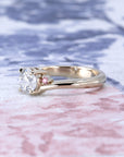 ROUND DIAMOND TWIST BAND PINK SIDE DIAMOND | White Gold