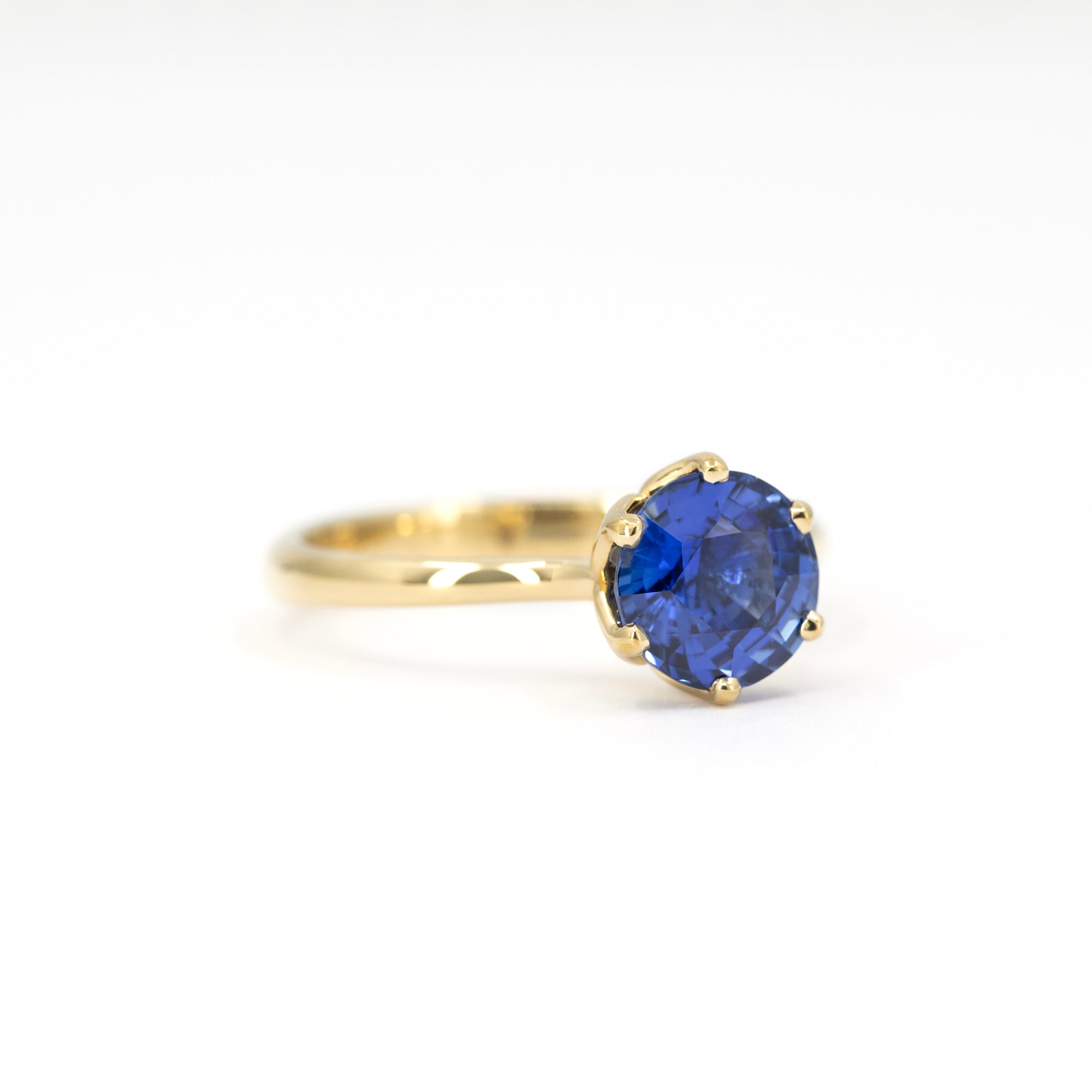 VIVID BLUE ROUND SAPPHIRE | Yellow Gold