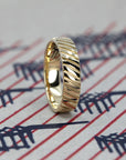 LATERAL TRACE MEN WEDDING BAND | Yellow Gold
