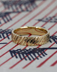 LATERAL TRACE MEN WEDDING BAND | Yellow Gold