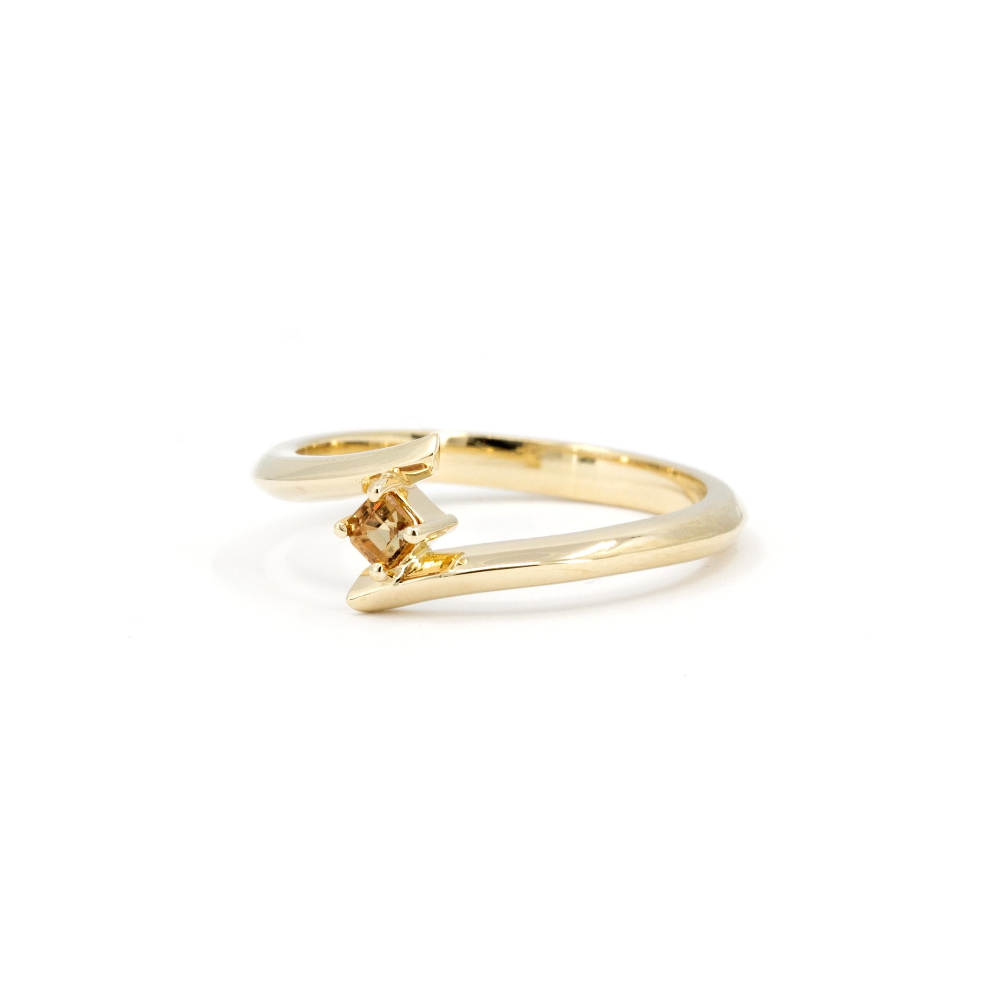 Golden Sapphire Yellow Gold Kink Ring