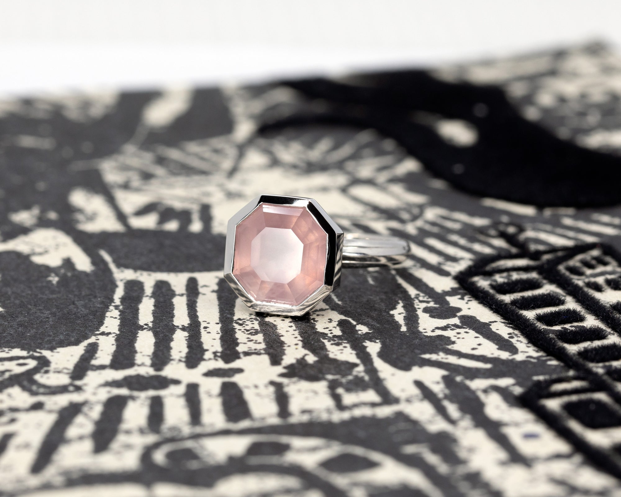 Front view Bijou Bubble Pink Rose Quartz Ring with candy-pink rose quartz, bezel-set in white gold by Bena Jewelry, designer canadien, displayed on a dark background.