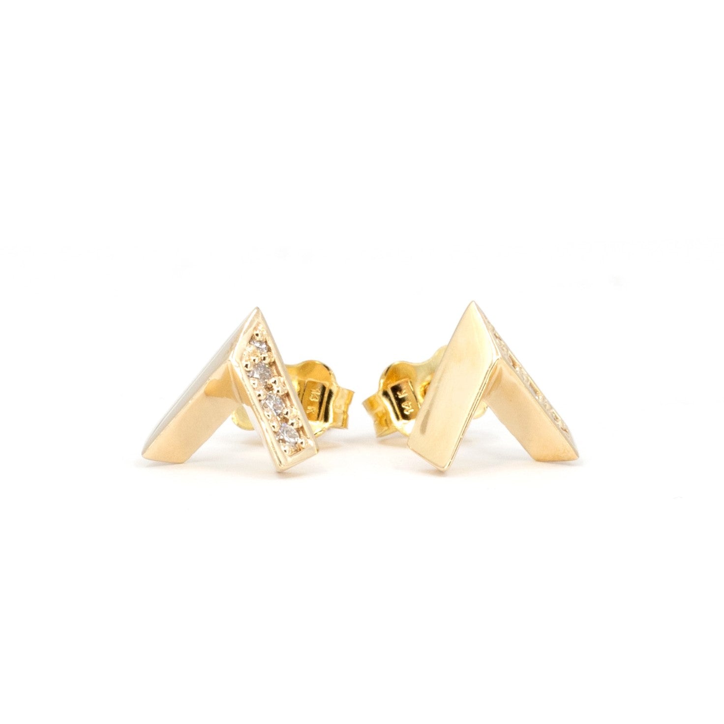 Side view showcasing the precision of the diamond pavé and the brilliance of the yellow gold.