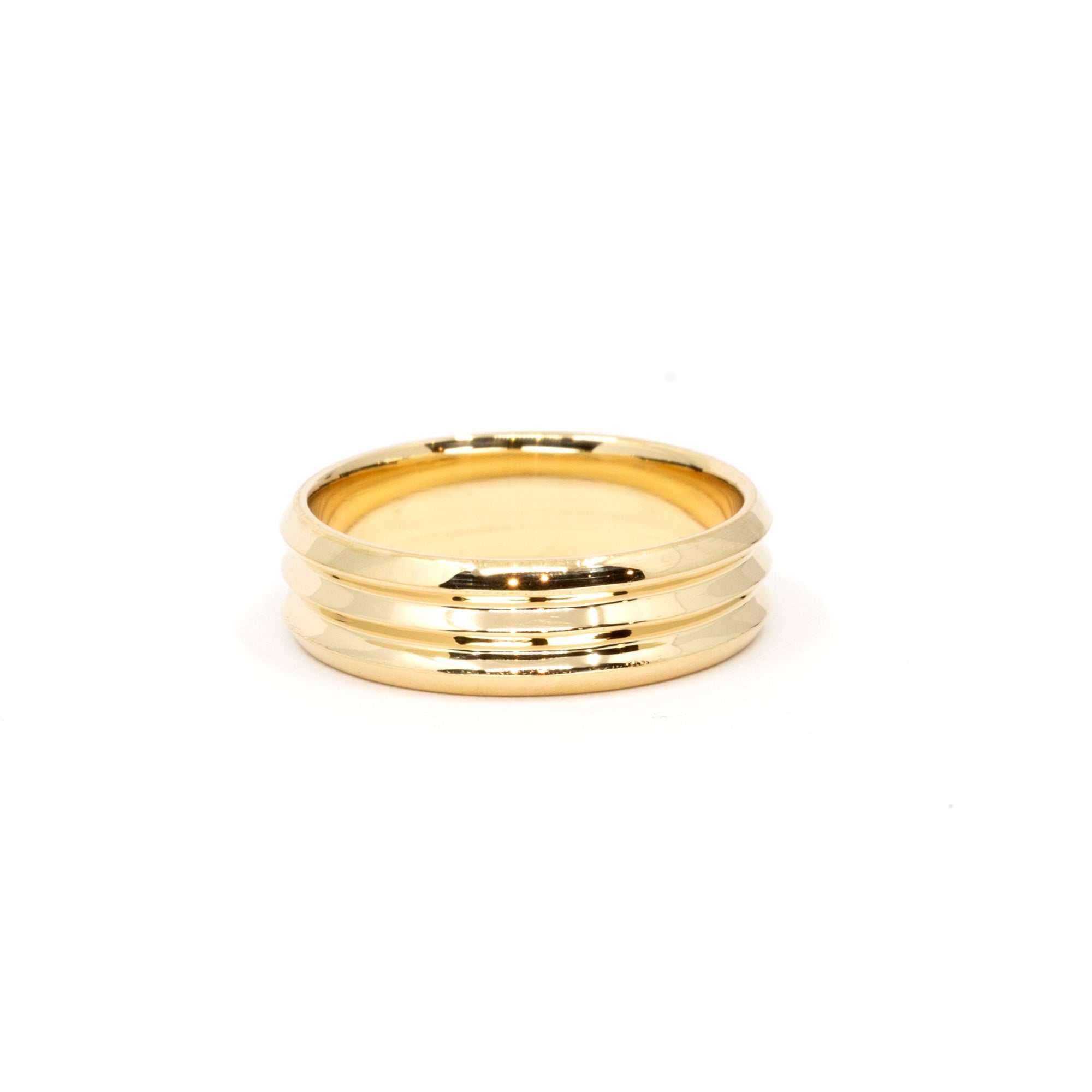 Close-up of the Trois Vagues by Bena Jewelry yellow gold wedding band for men, showcasing the three elegant lines in the center.