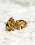 Front view of pear shape citrine gemstone stud earrings bena jewelry montreal handmade in canada minimalist jewelry color gemstone unisex earrings natural yellow quartz color gems jewelry specialist