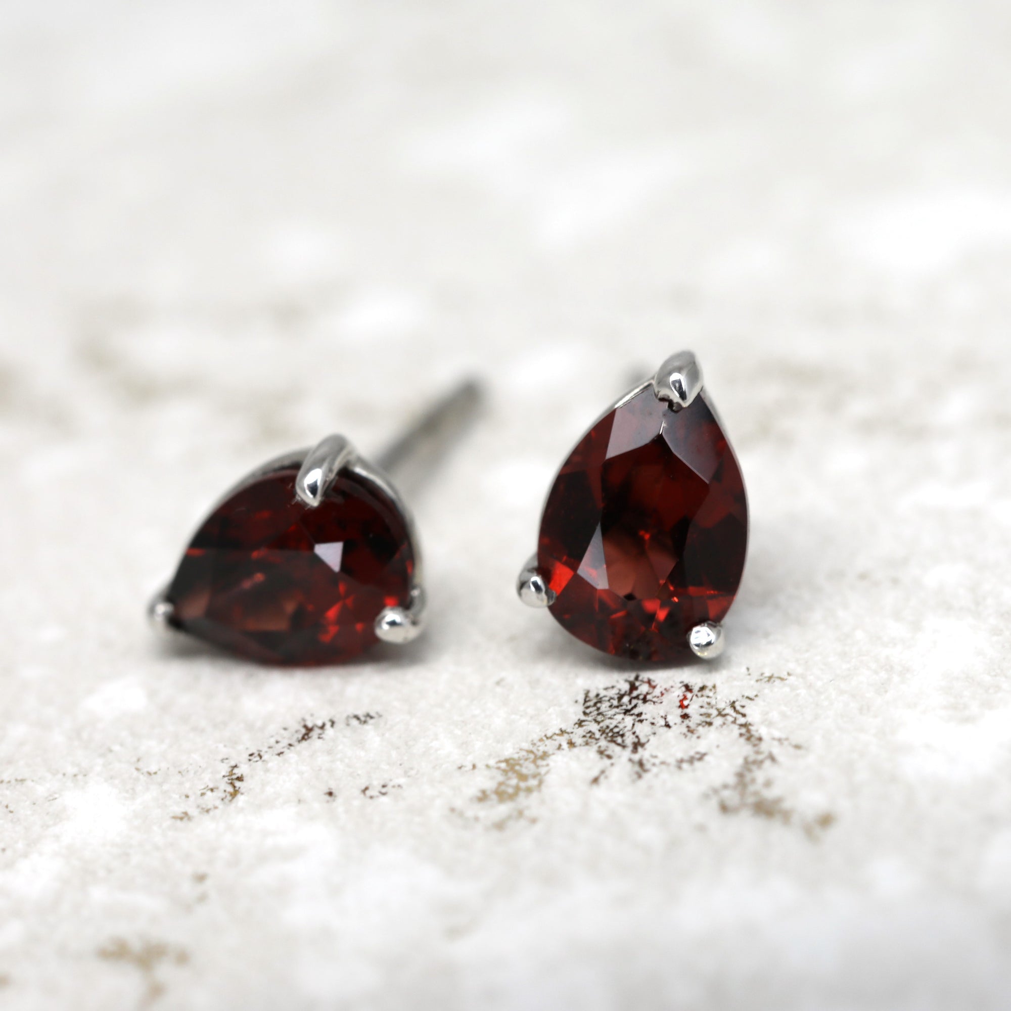 front view of bena jewelry pyrope garnet earrings pear shape red garnet gemstone stud earrings handmade in montreal natural red gemstone earrings silver bena jewelry custom made jewelry color gems earrings montreal