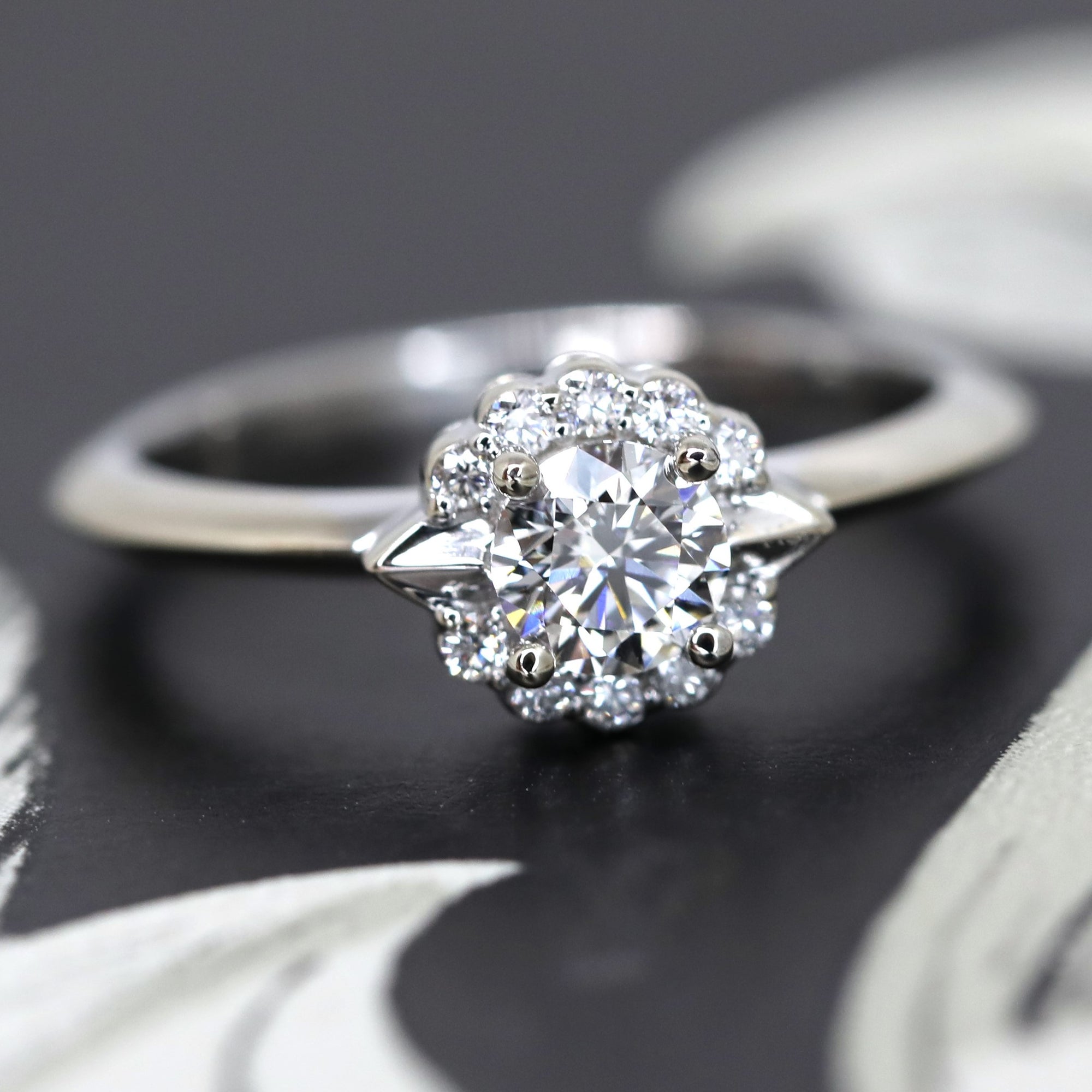 Signature Round Diamond Ring - Central Stone 0.40 ct