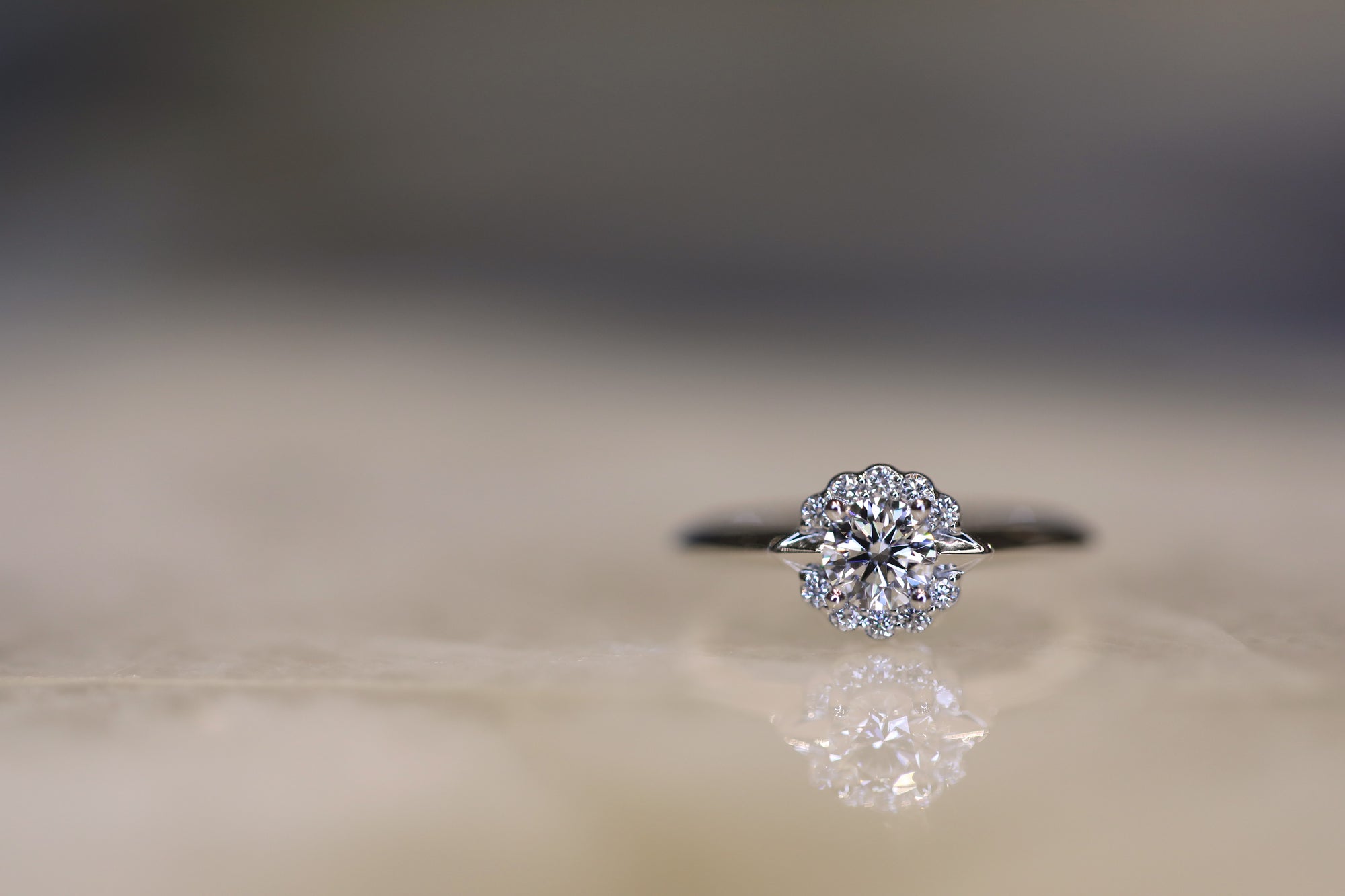 Signature Round Diamond Ring - Central Stone 0.40 ct