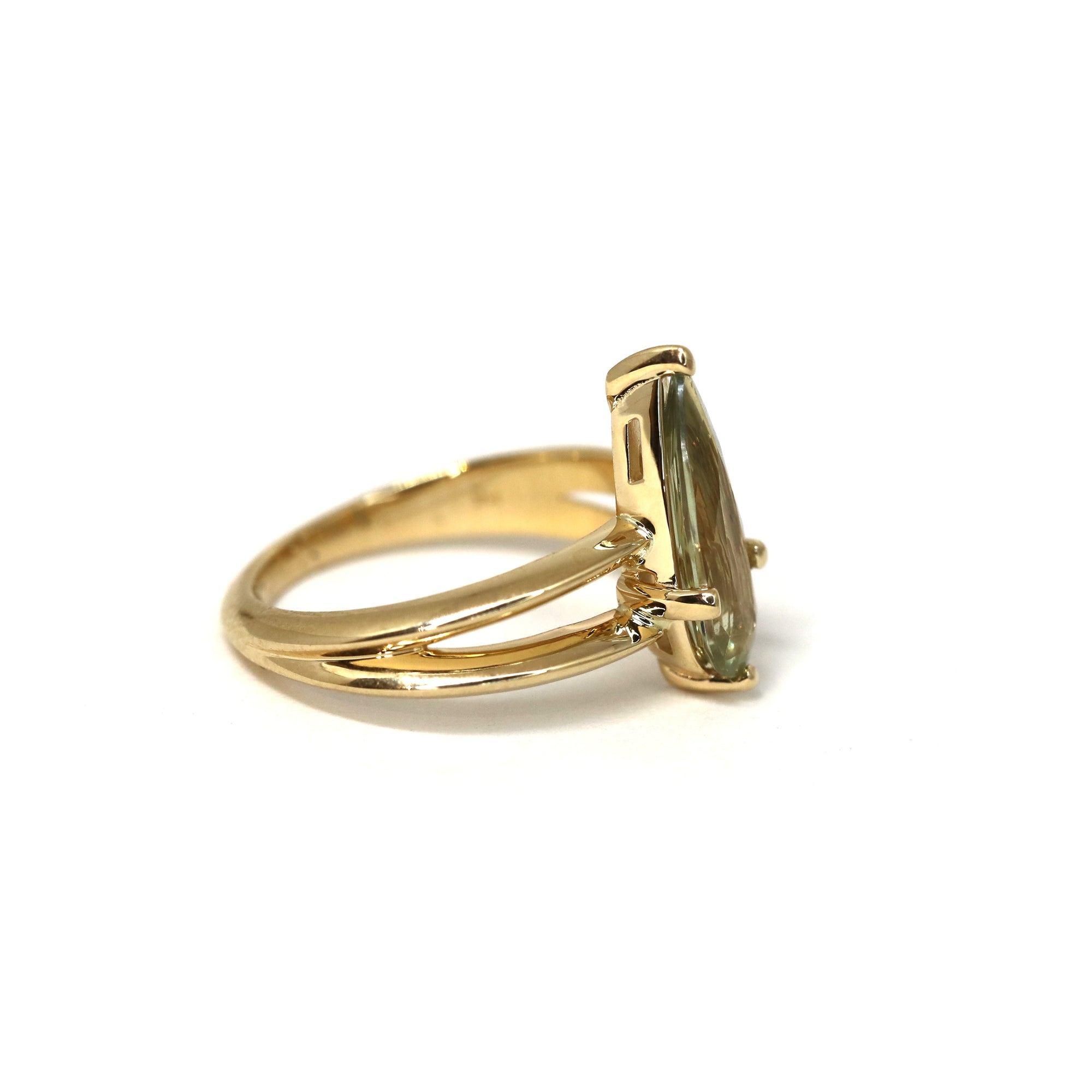 Side view of bena jewelry diaspore gemstone gold ring montreal made fine jewelry designer natural green gemstone ruby mardi litlle italy montreal jeweler