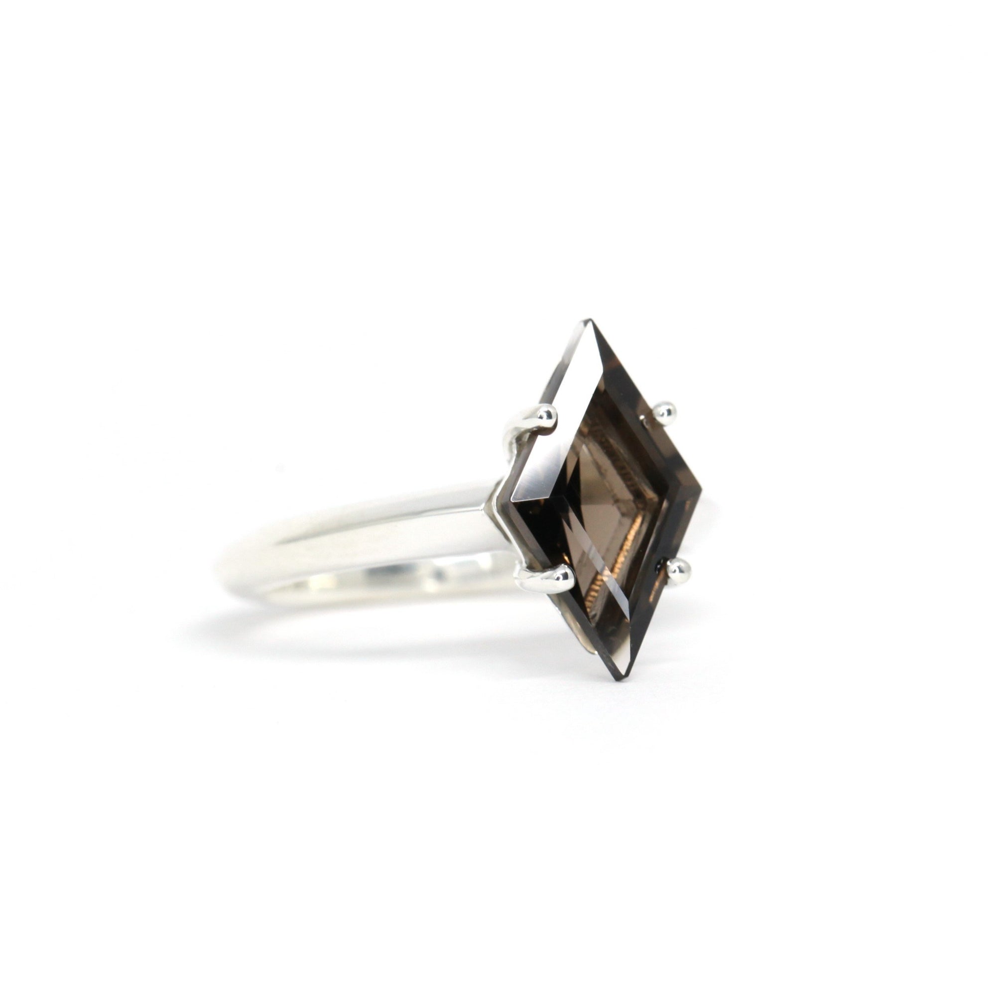 Side view of smoky quartz cocktail ring edgy bena jewelry simple gemstone ring montreal made in canada fine jewelry bena jewelry designer montreal fine gemstone jewelry specialist