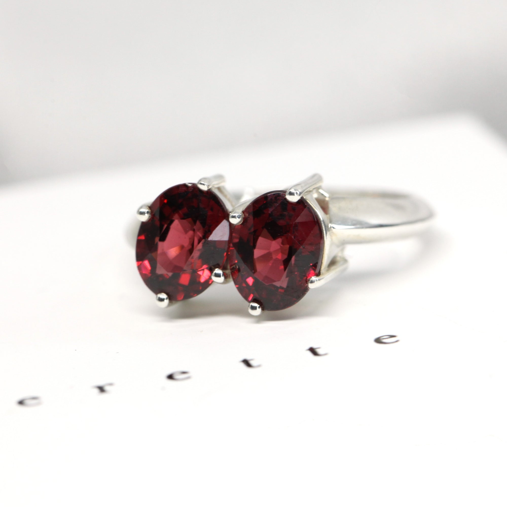 front view of oval shape pyrope garnet cocktail ring bena jewelry little italy montreal red color gemstone cutom made garnet jeweler montreal red garnet cocktail ring bena jewelry montreal