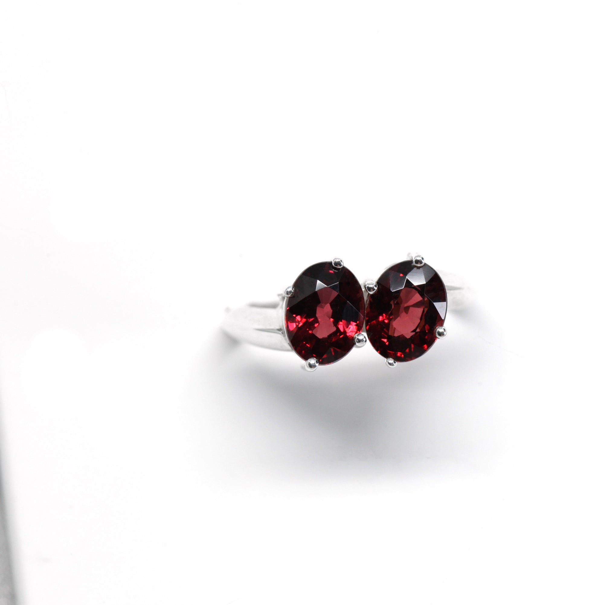 front view of red garnet ring custom made jewelry red gemstone garnet unisex bold ring edgy red color gemstone cocktail ring montreal bena jewelry handmade fine jewelry garnet ring