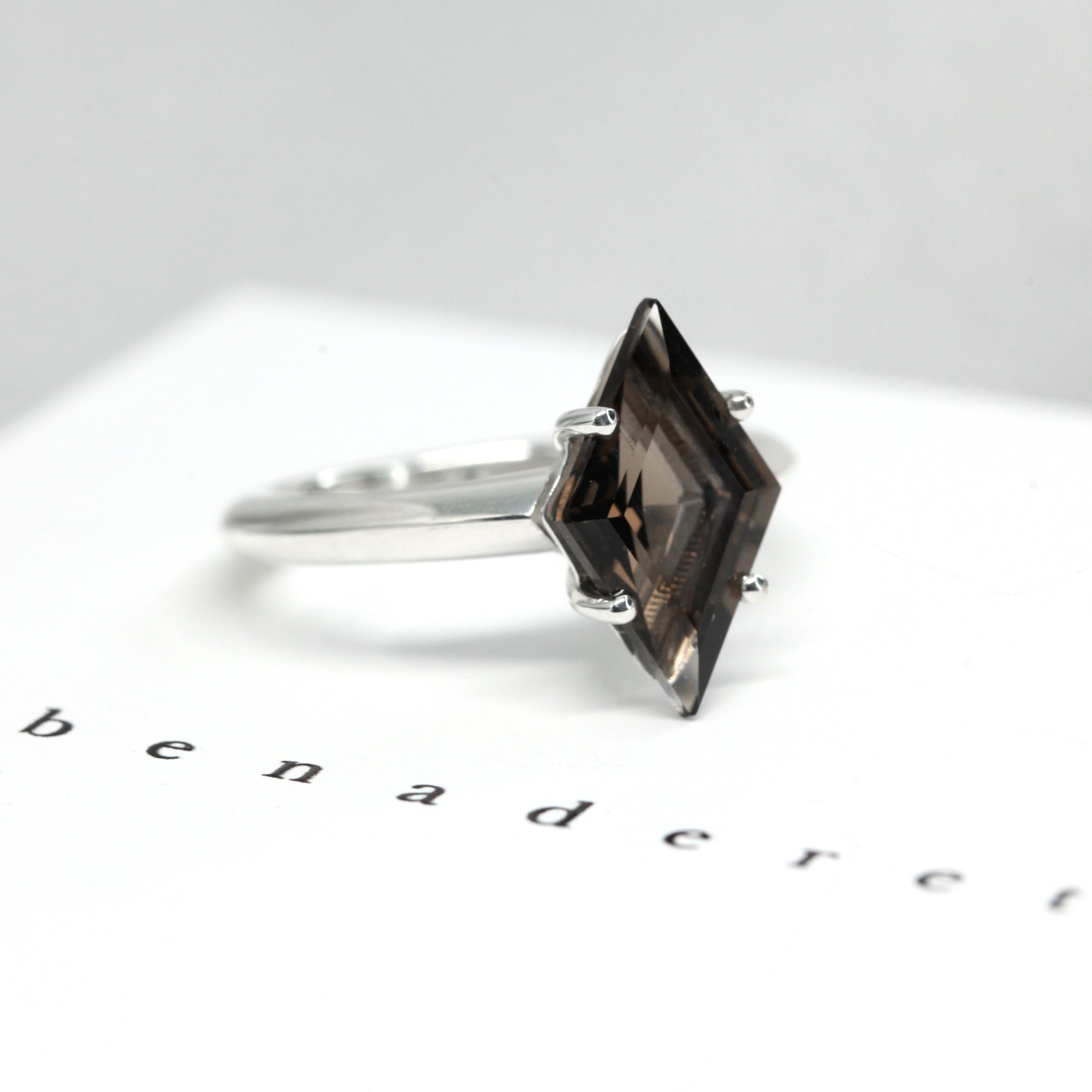 Front view of smoky quartz cocktail ring bena jewelry edgy gemstone jewelry montreal made in canada unisexe bold gemstone ring fancy dark brown gemstone ring silver ring
