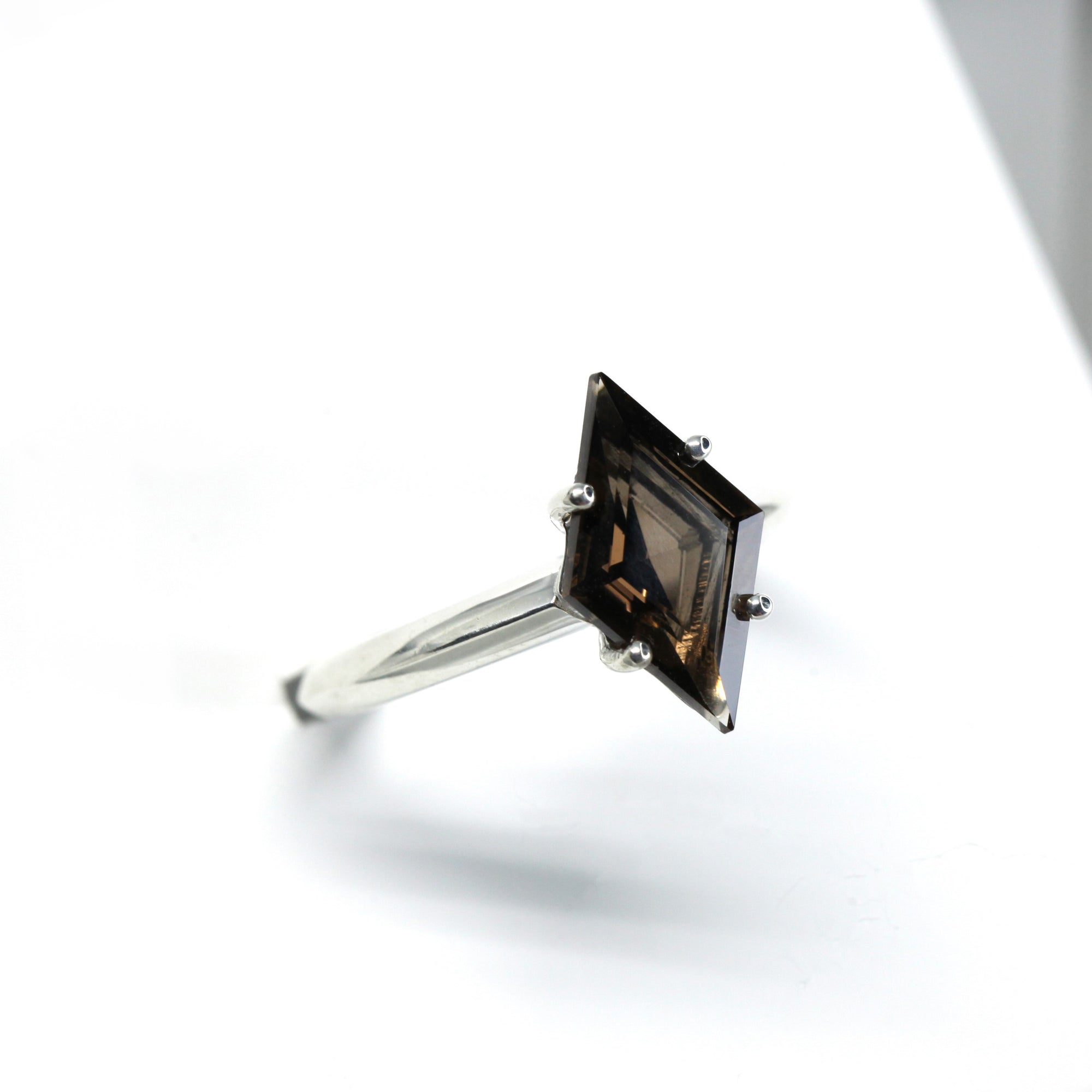 Front view of bena jewelry montreal smoky quartz brown natural gemstone cocktail ring fine jewelry designer lozenge shape fancy smoky quartz gemstone bena jewelry color gemstone broker specialist montreal