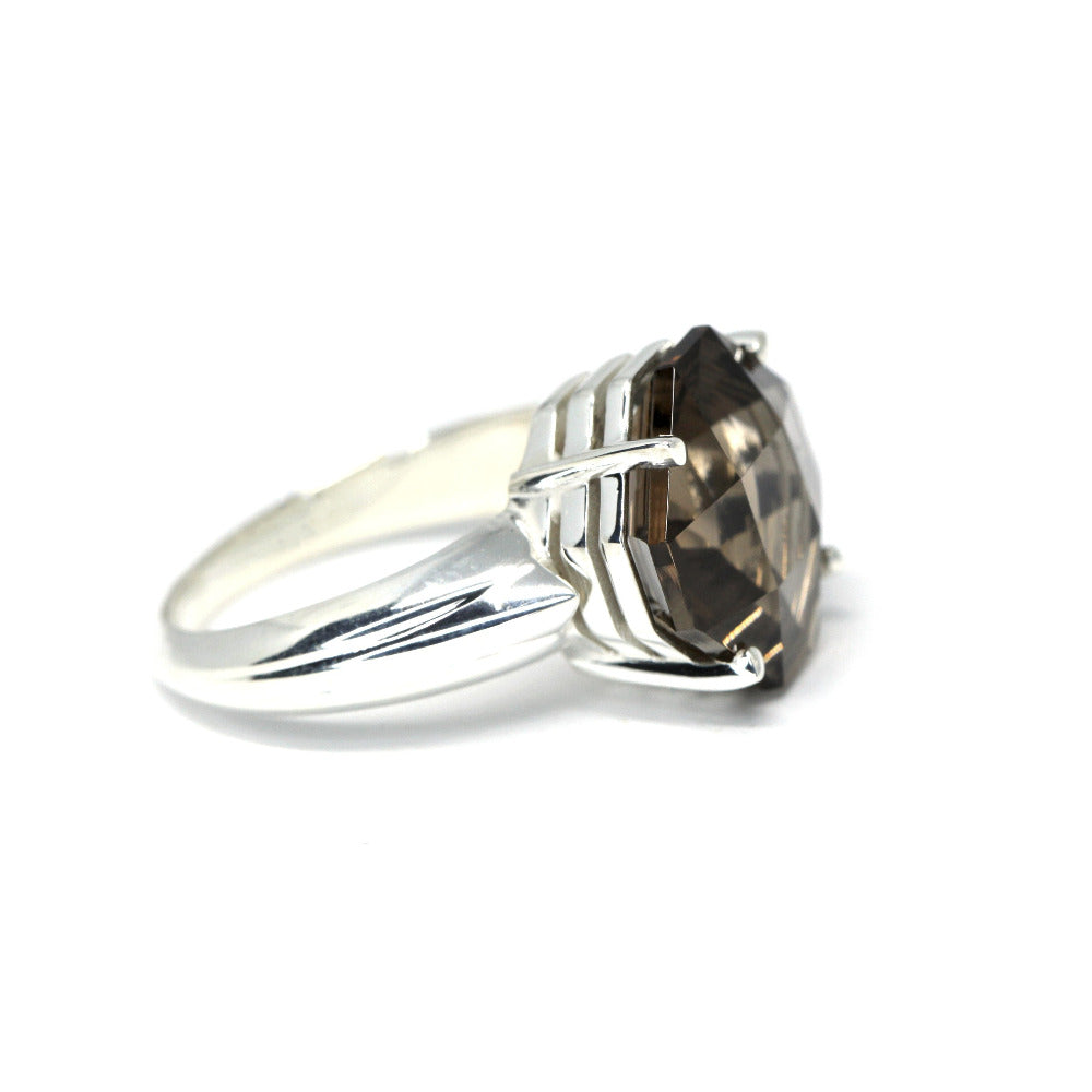 Side view bena jewelry silver cocktail ring fine jewelry montreal designer custom bridal and minimalist gemstone jewelry made in montreal