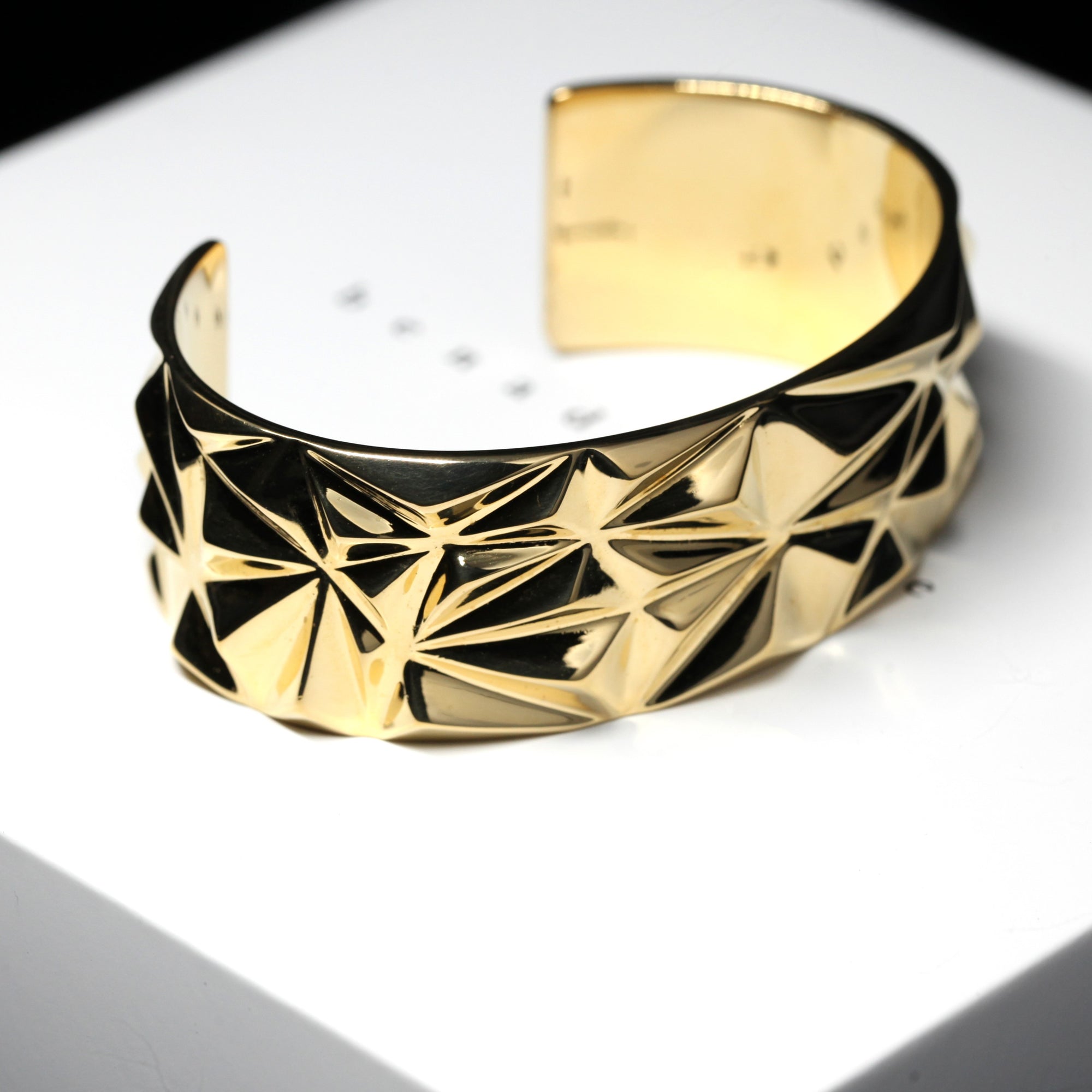 Side view of Chiseled Collection Bena Jewelry Bold Barcelet Vermeil Gold Silver Plated Custom Jewelry Designer Little Italy Jeweler Montreal Made in Canada