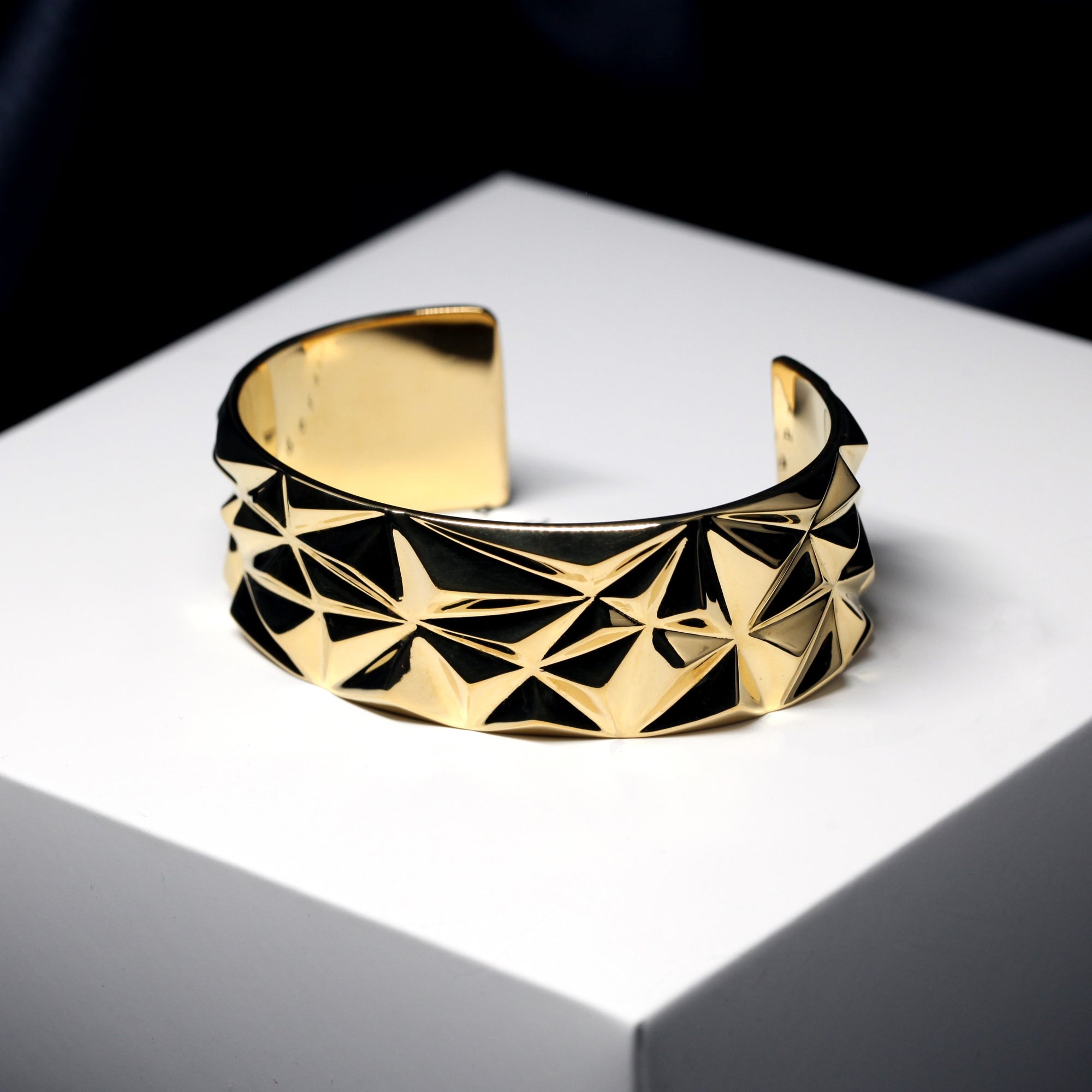 Side view of bena jewelry vermeil gold bracelet chiseled collection yellow gold plated silver montreal made in canada
