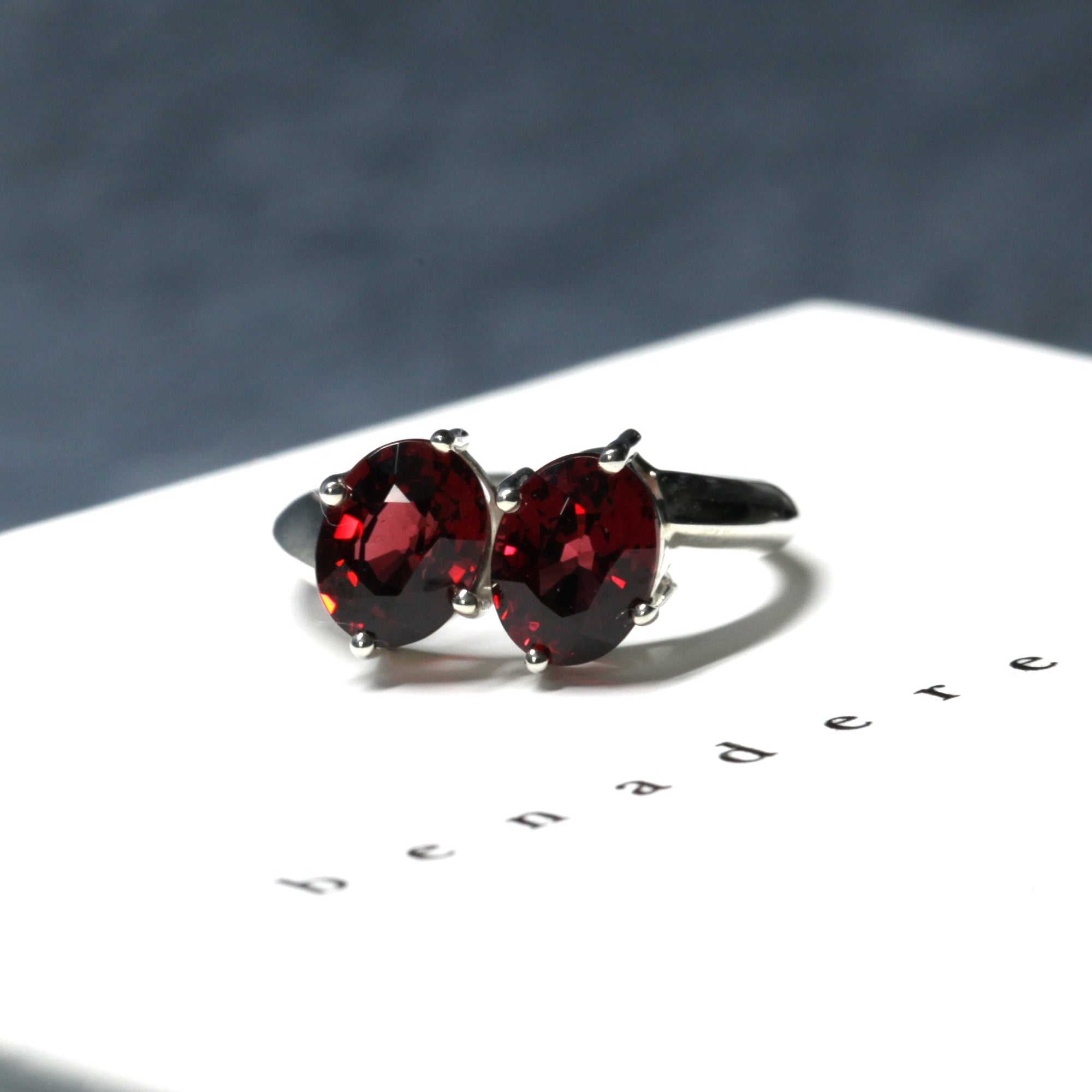 oval shape red garnet toi et moi ring bena jewelry montreal fine jewelry deep red gemstone custom made jewelry montreal pyrope garnet unisex gemstone jewelry handmade in montreal little italy jeweler pyrope garnet cocktail rings