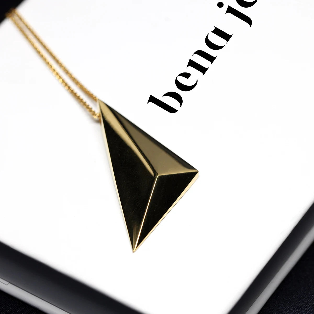 Side view of vermeil gold pendant bena jewelry montreal sharp edgy pendant jewelry collection bena jewelry fine custom jewelry designer montreal made in canada unisexe bold minimalist luxury jewelry