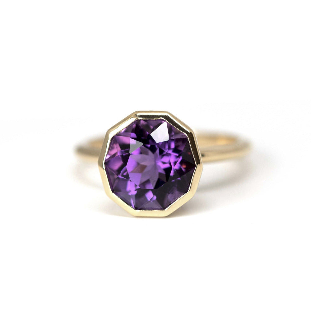 Bijou Round Amethyst Ring with a deep violet amethyst, bezel-set in yellow gold by Bena Jewelry, designer canadien, displayed on a white background.