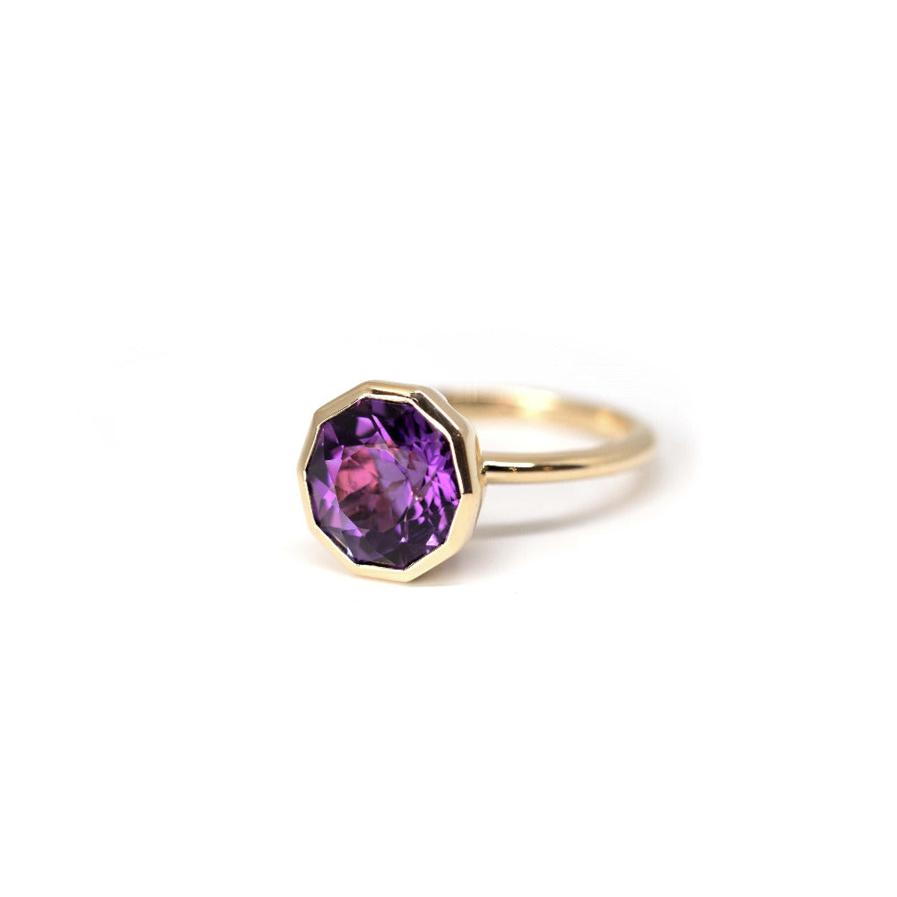 Round amethyst cocktail ring in yellow gold, made à Montreal by Bena Jewelry, designer indépendant, showcased from a unique angle on a clean white background.