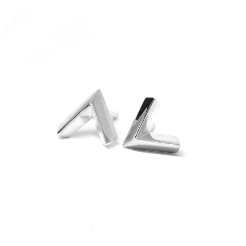 Pair white gold stud earring with a sharp arrow design, showcased on a bright white background. A refined yet bold unisex piece made by Bena Jewelry, a Canadian fine jewelry designer in Montreal.