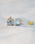 Elegant contrast: sky-blue zircons and brilliant white diamonds set in warm yellow gold. Modern and refined.