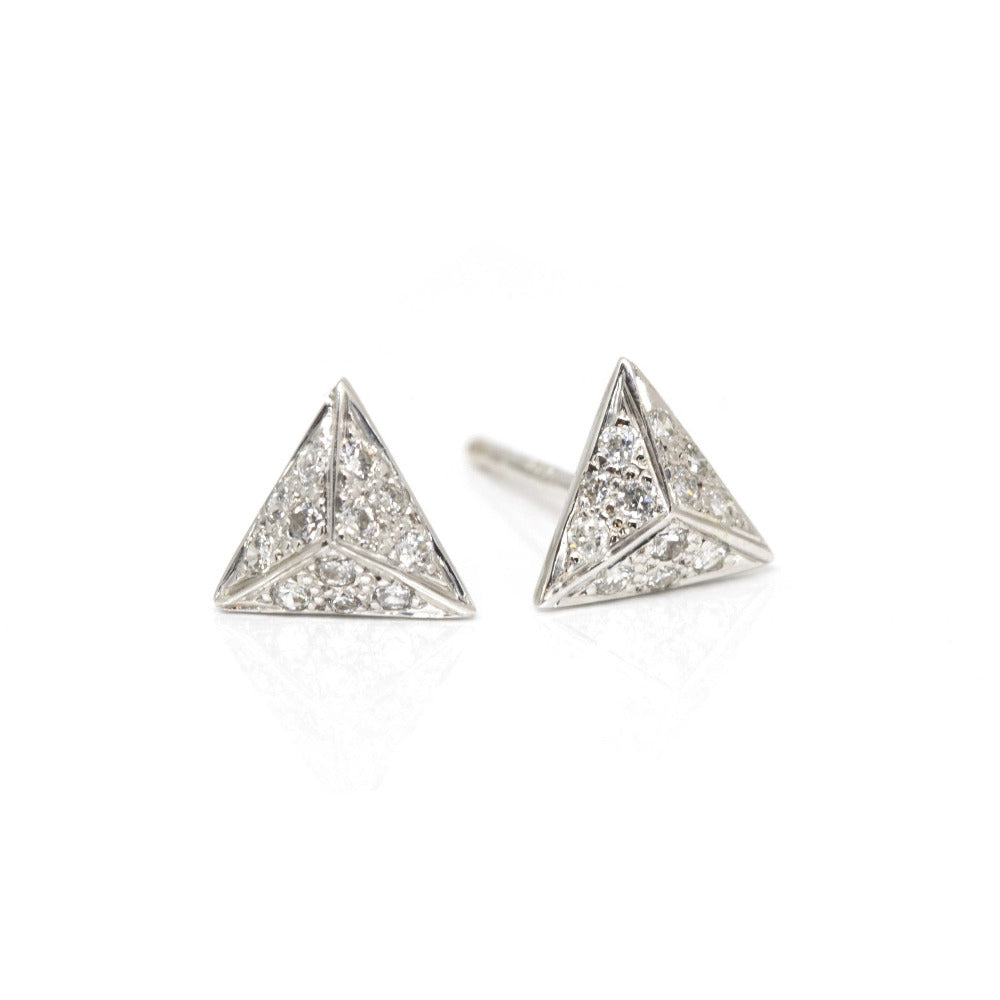 Side view showing the thickness of the white gold and the precision of the diamond setting.