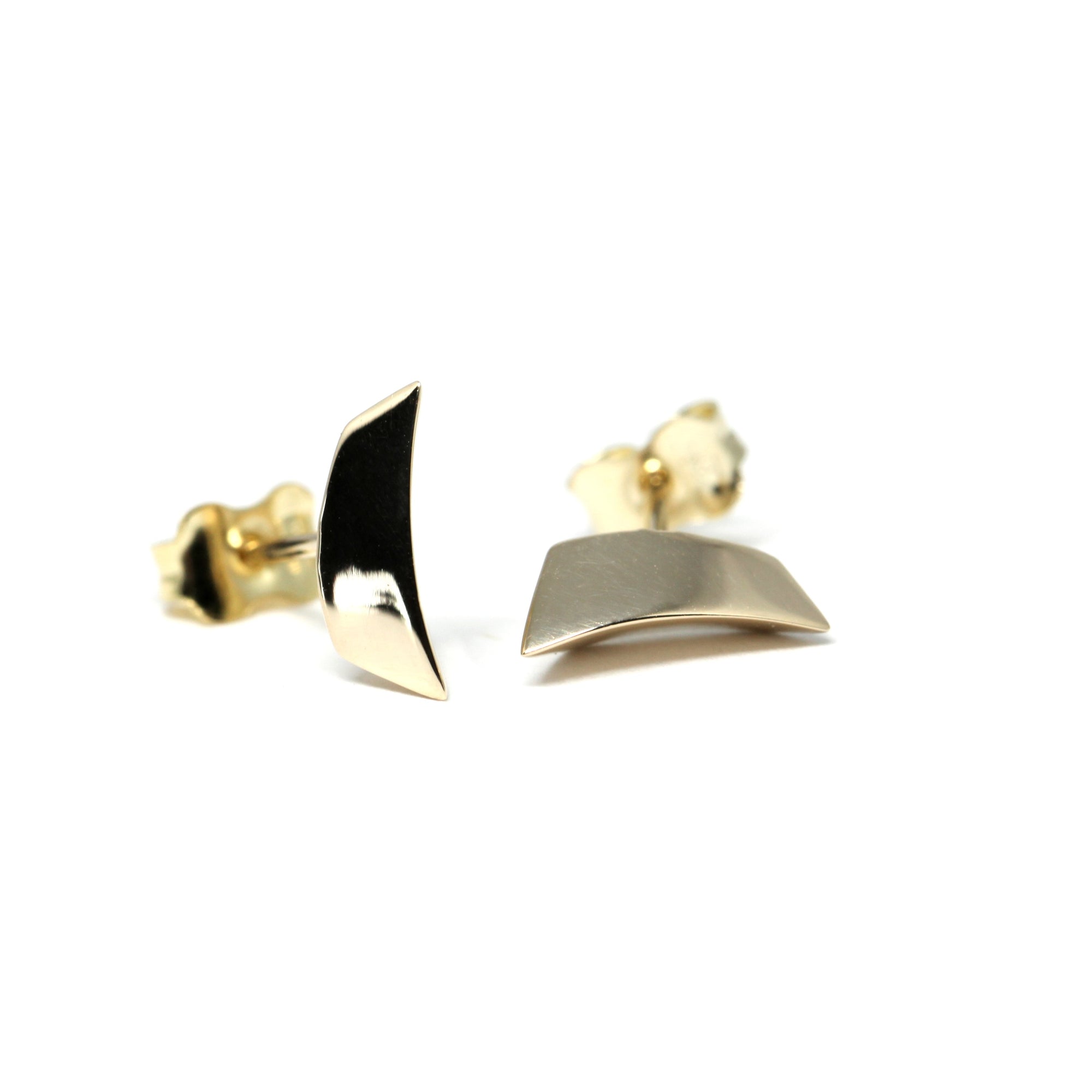 Artistic perspective on contemporary fine jewelry: yellow gold unisex earrings crafted in Montreal.
