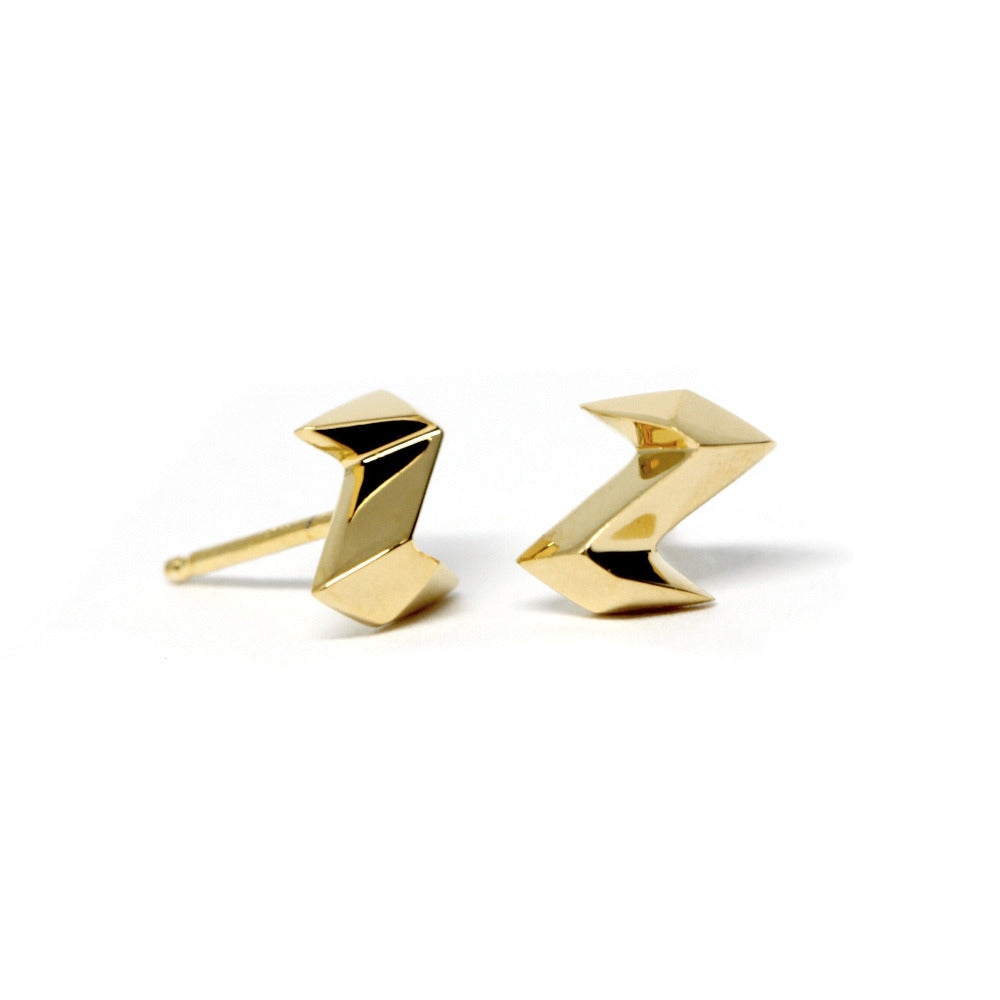 Top-down view of gold stud earrings – A refined, unisex jewelry design blending minimalism and bold geometry.