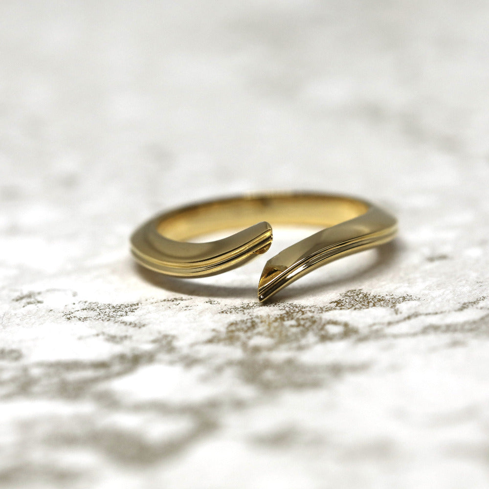 Side view of Kink Ring in Yellow Gold – A contemporary unisex fine jewelry piece with a dynamic, asymmetric silhouette.