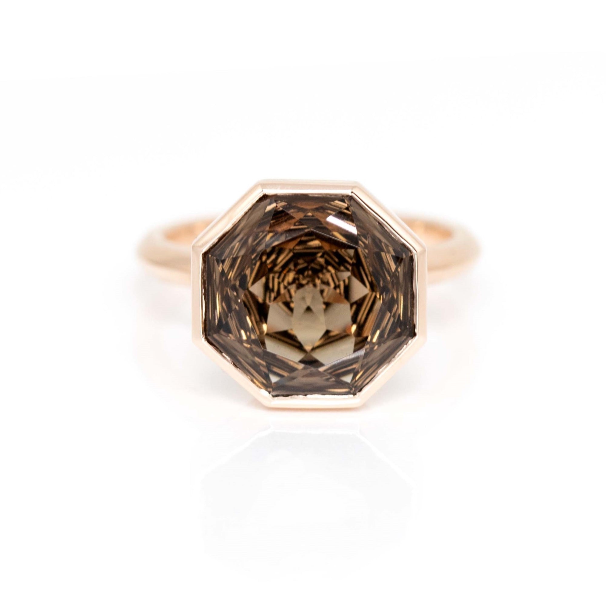 Bijou Round Octagon Smoky Ring with a unique smoky quartz, bezel-set in rose gold by Bena Jewelry, designer canadien, displayed on a white background.