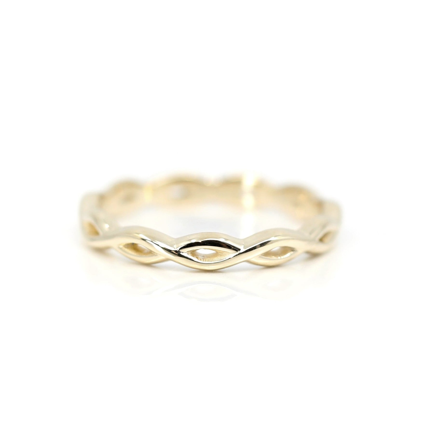 Front view of Braided Ring in Yellow Gold – A timeless fine jewelry piece with interwoven details for a unique nuptial band.