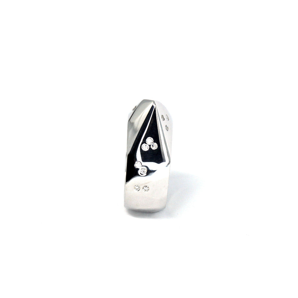 Top-down view of diamond silver ring – A statement piece blending raw aesthetics with refined craftsmanship.