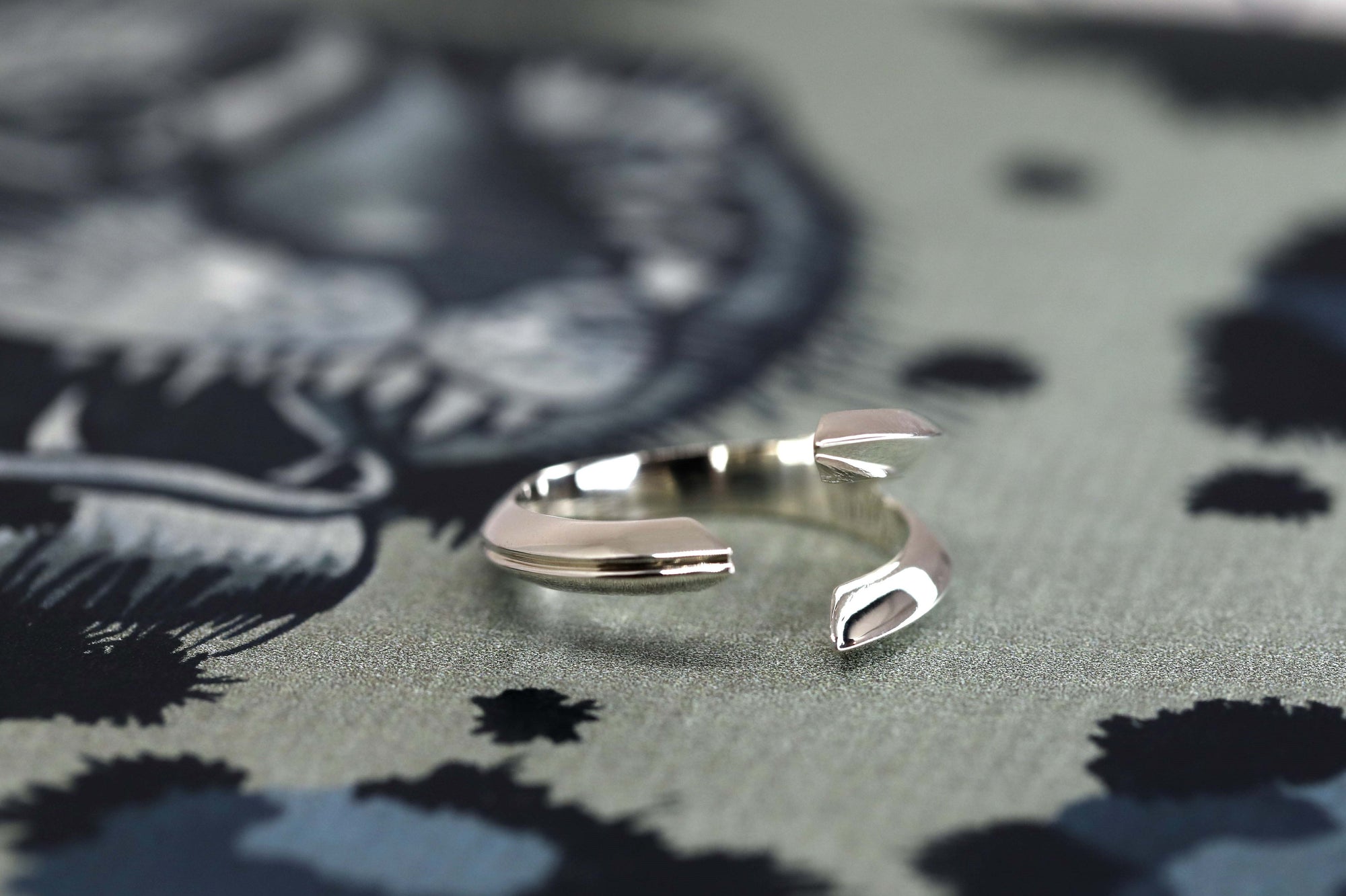 Top-down view of Fang Ring in White Gold – A high-end statement ring, handcrafted in Montreal by Bena Jewelry.